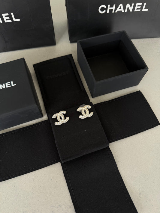 Aretes CC plateado y perlas