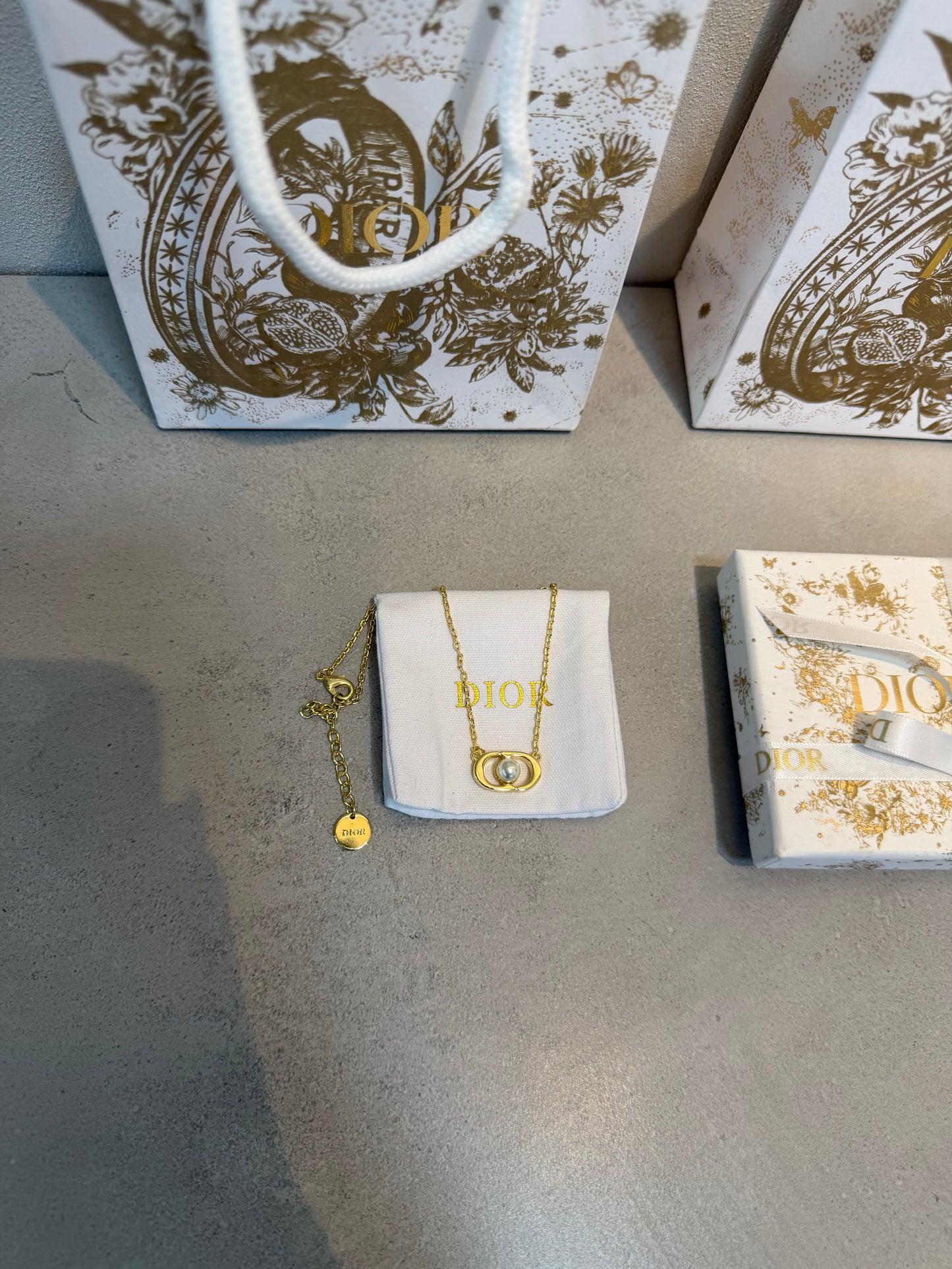 Collar CD logo con perla