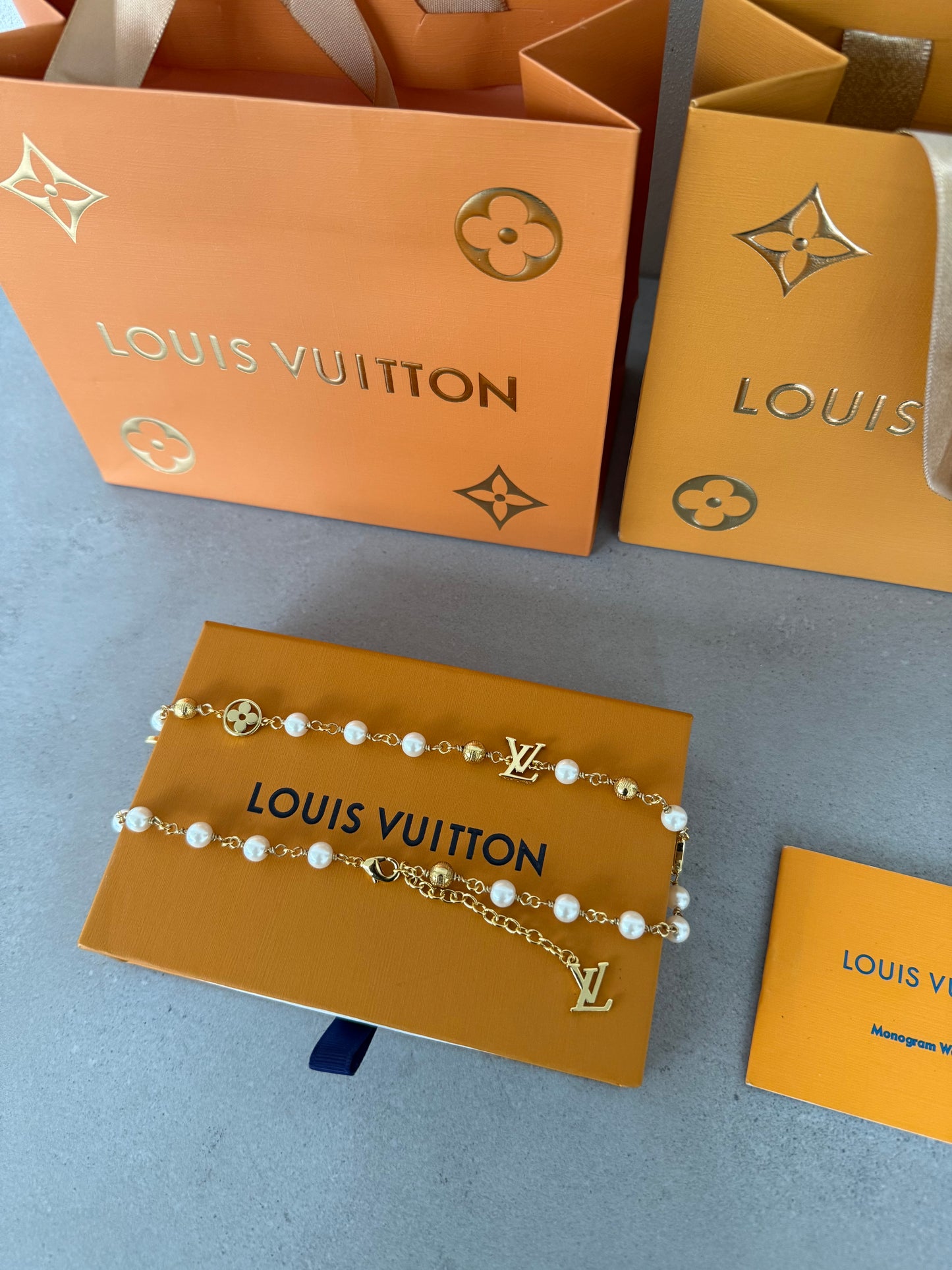 Collar LV perlas con dorado