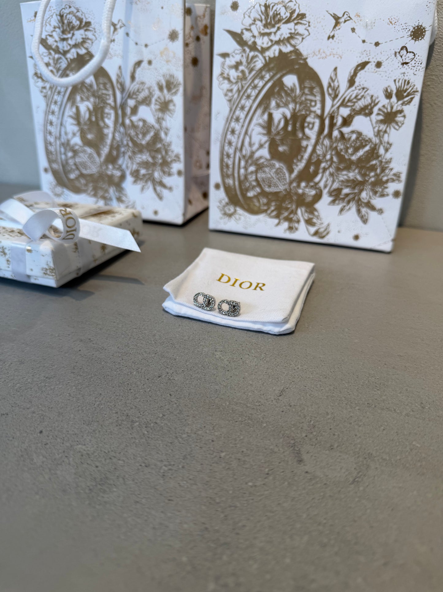 Aretes CD insignia zirconia plata