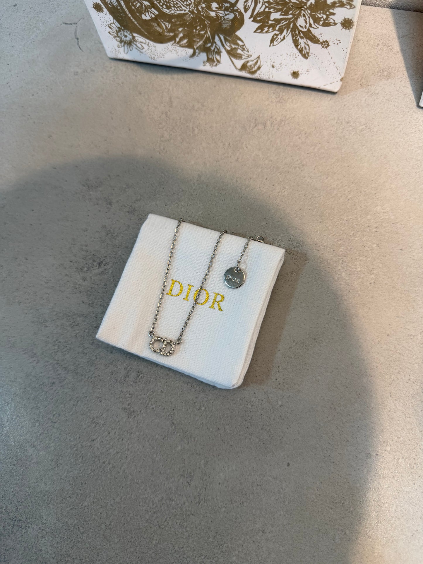 Collar CD logo plateado