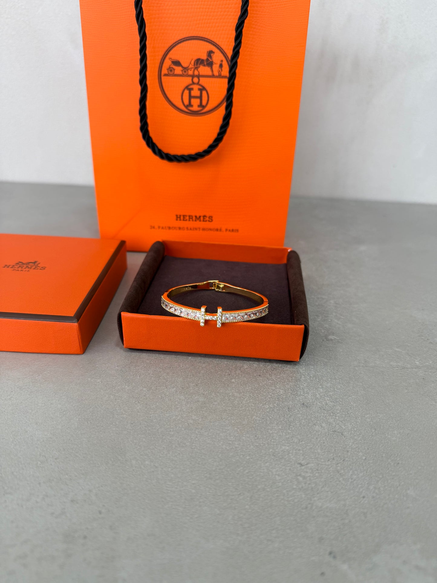 Pulsera HER dorada y diamantes