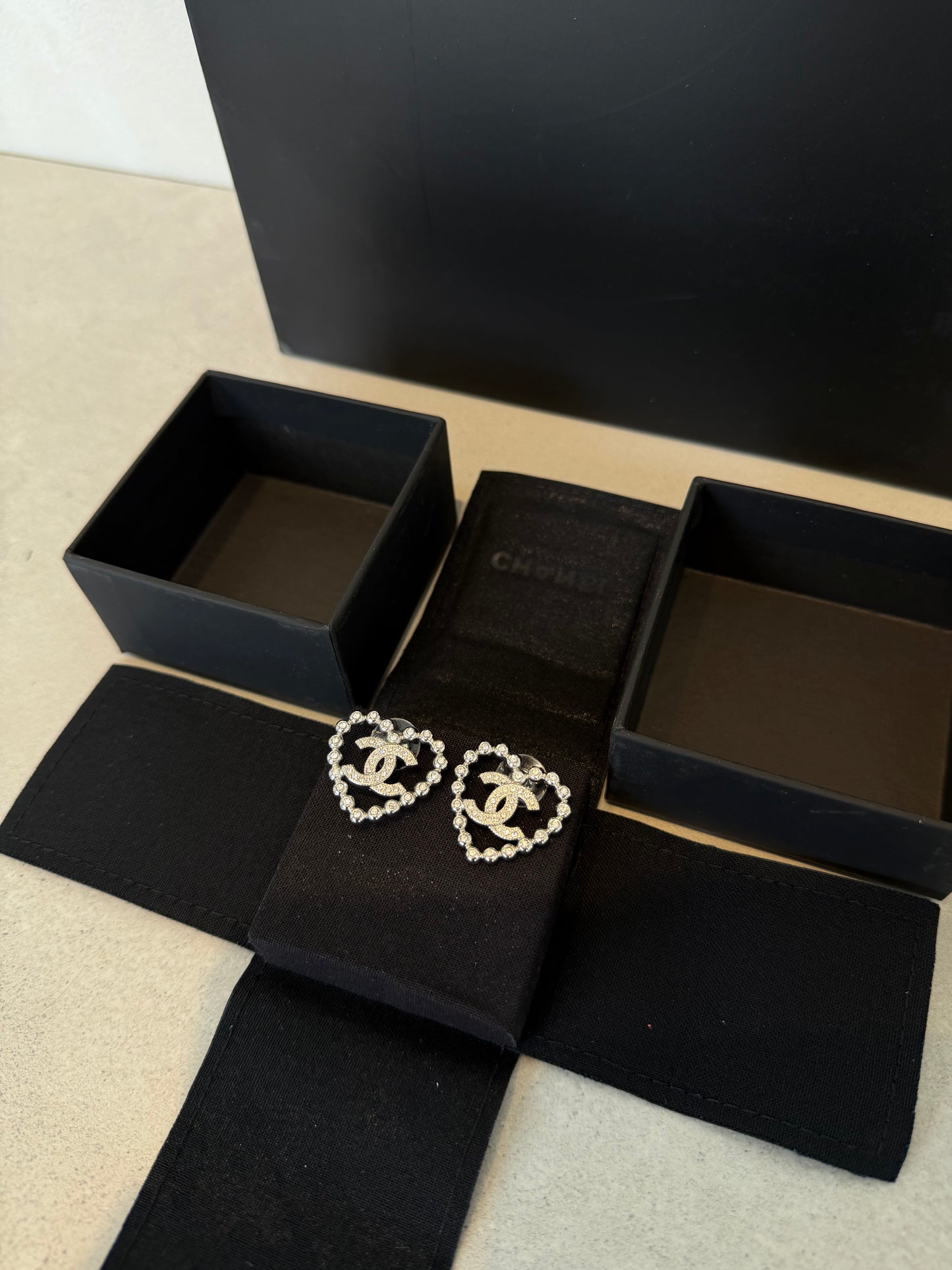 Aretes CC corazón con diamantes