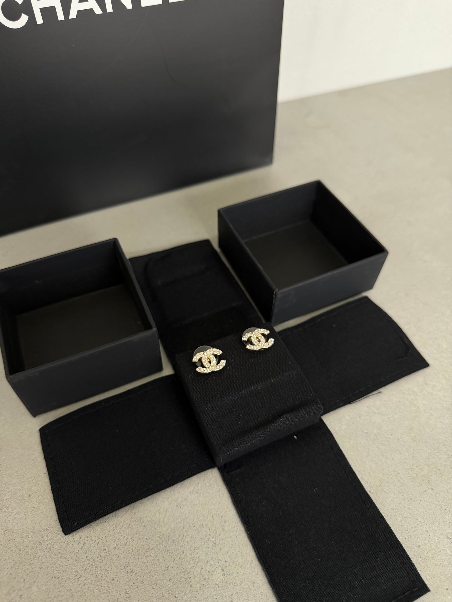 Aretes CC dorado con diamantes