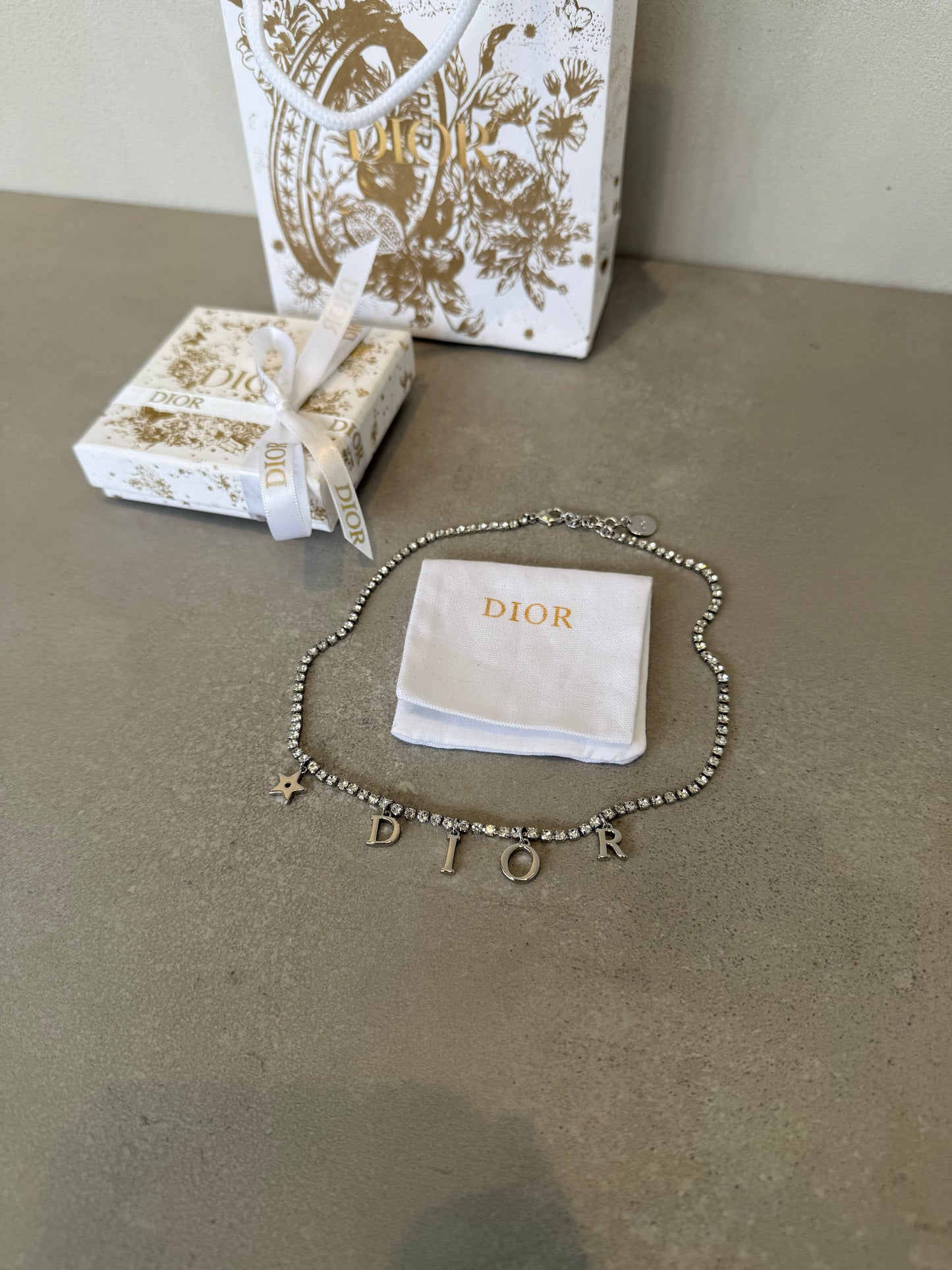 Collar CD logo plateado