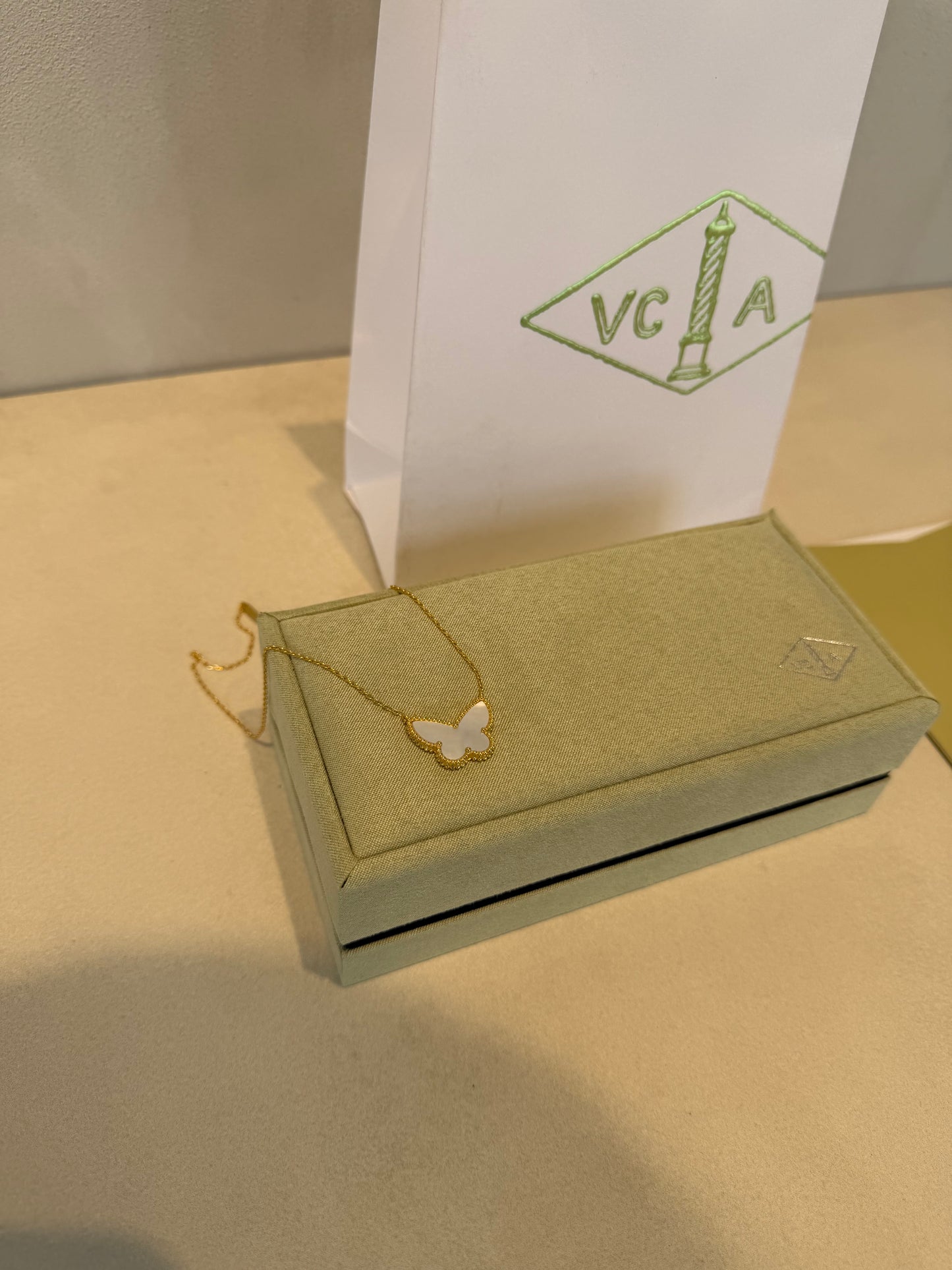 Collar VCA mariposa grande