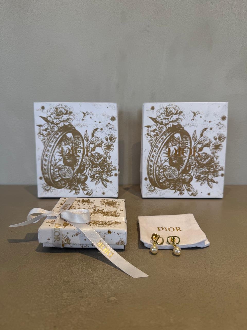 Aretes CD Insignia & Perla – Sofisticación Clásica -5013