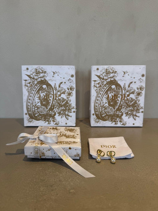 Aretes CD Insignia & Perla – Sofisticación Clásica -5013