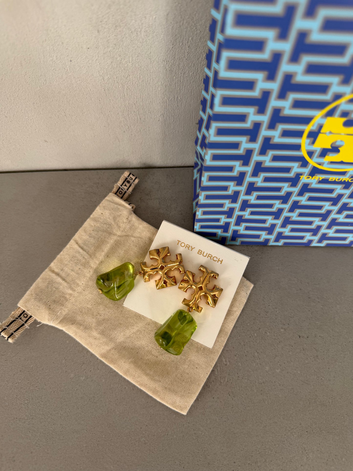 Aretes TB dorados con colgante verde translúcido