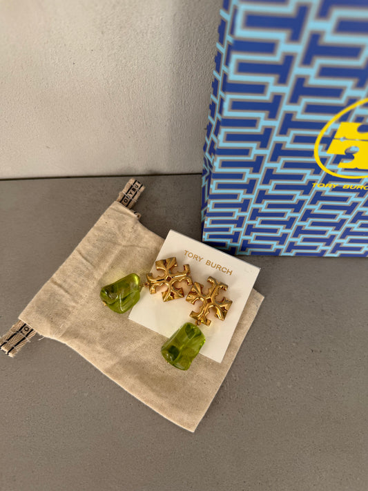 Aretes TB dorados con colgante verde translúcido