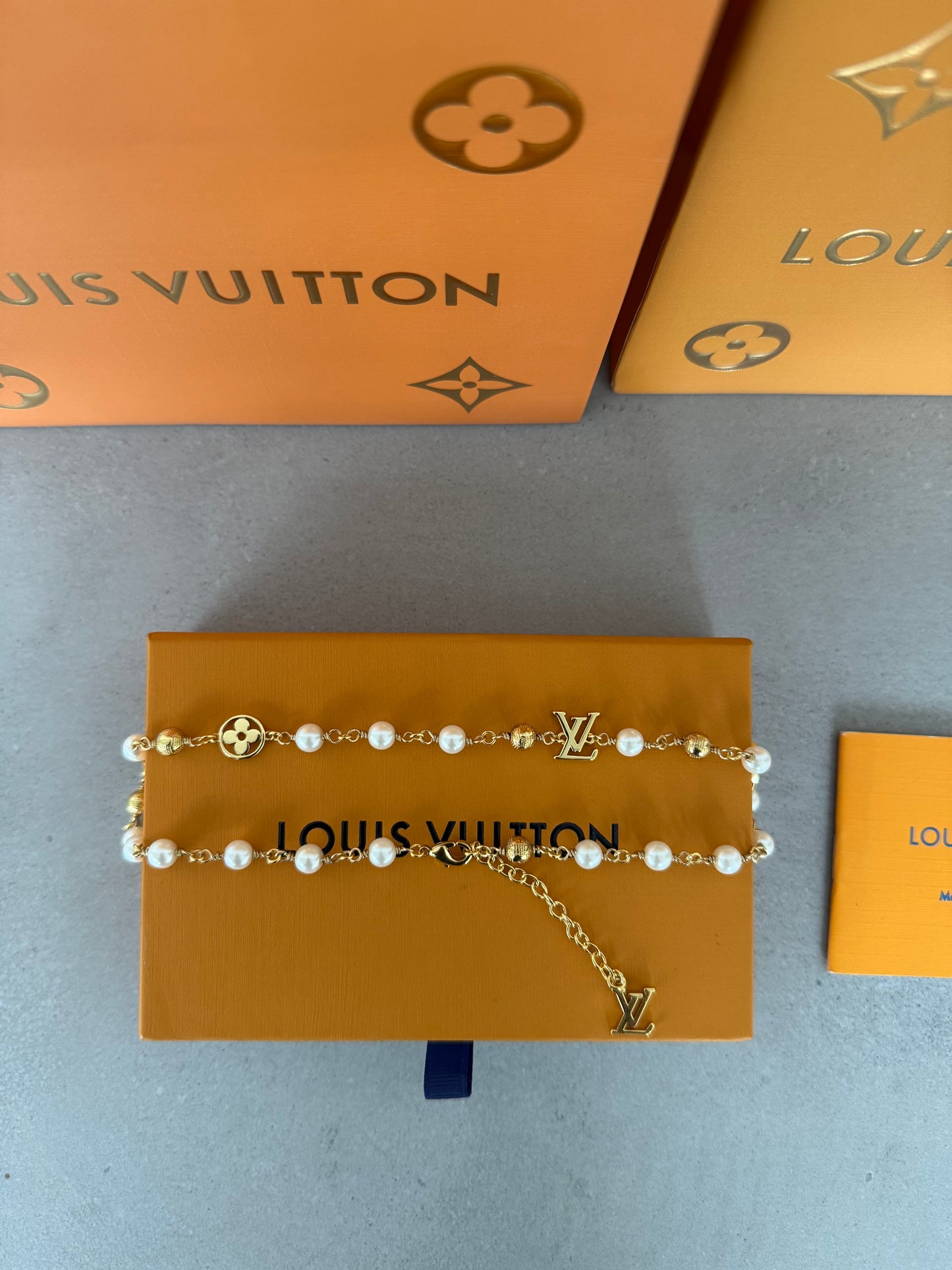 Collar LV perlas con dorado