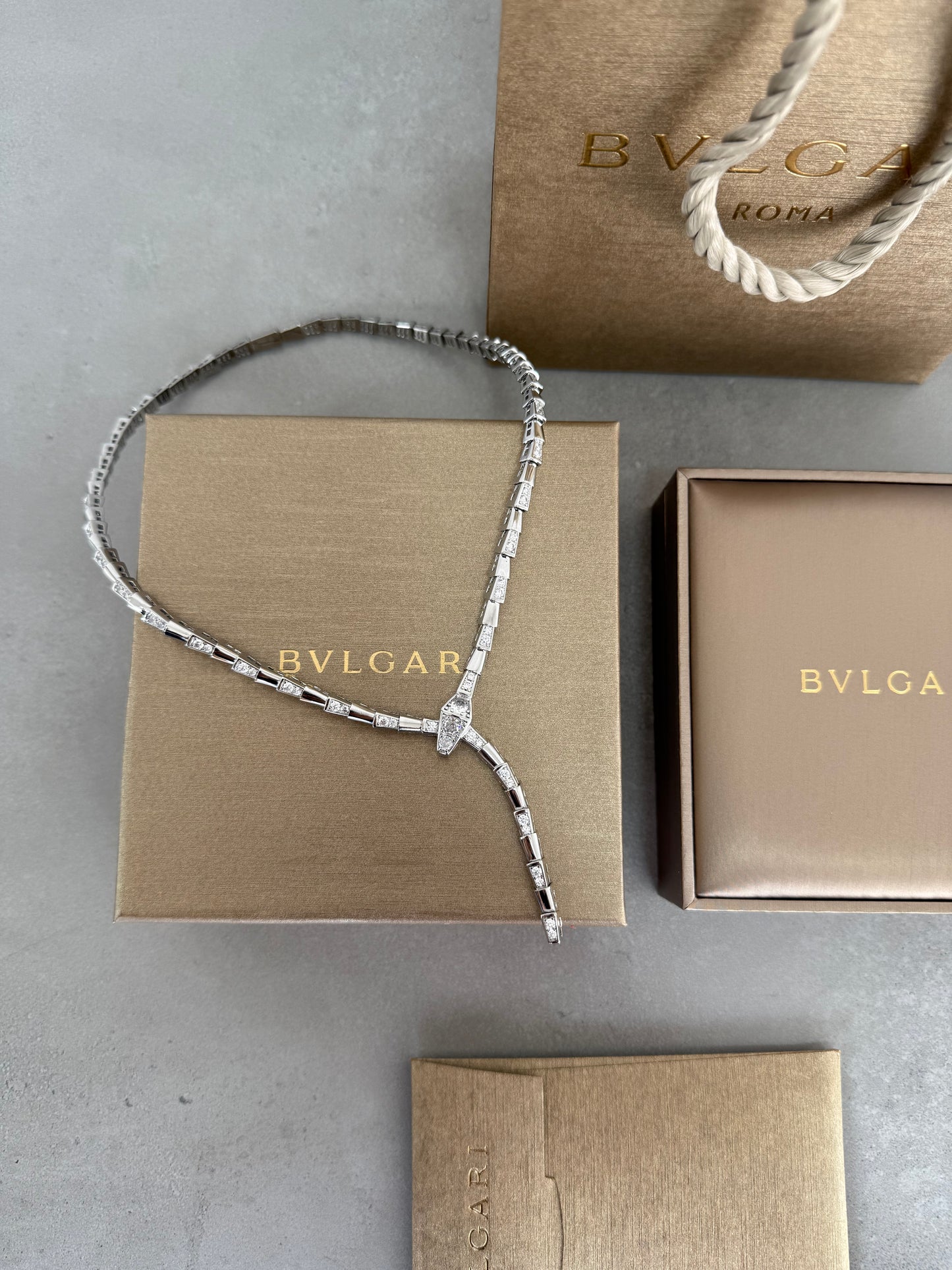 Collar BLG plateada -5271