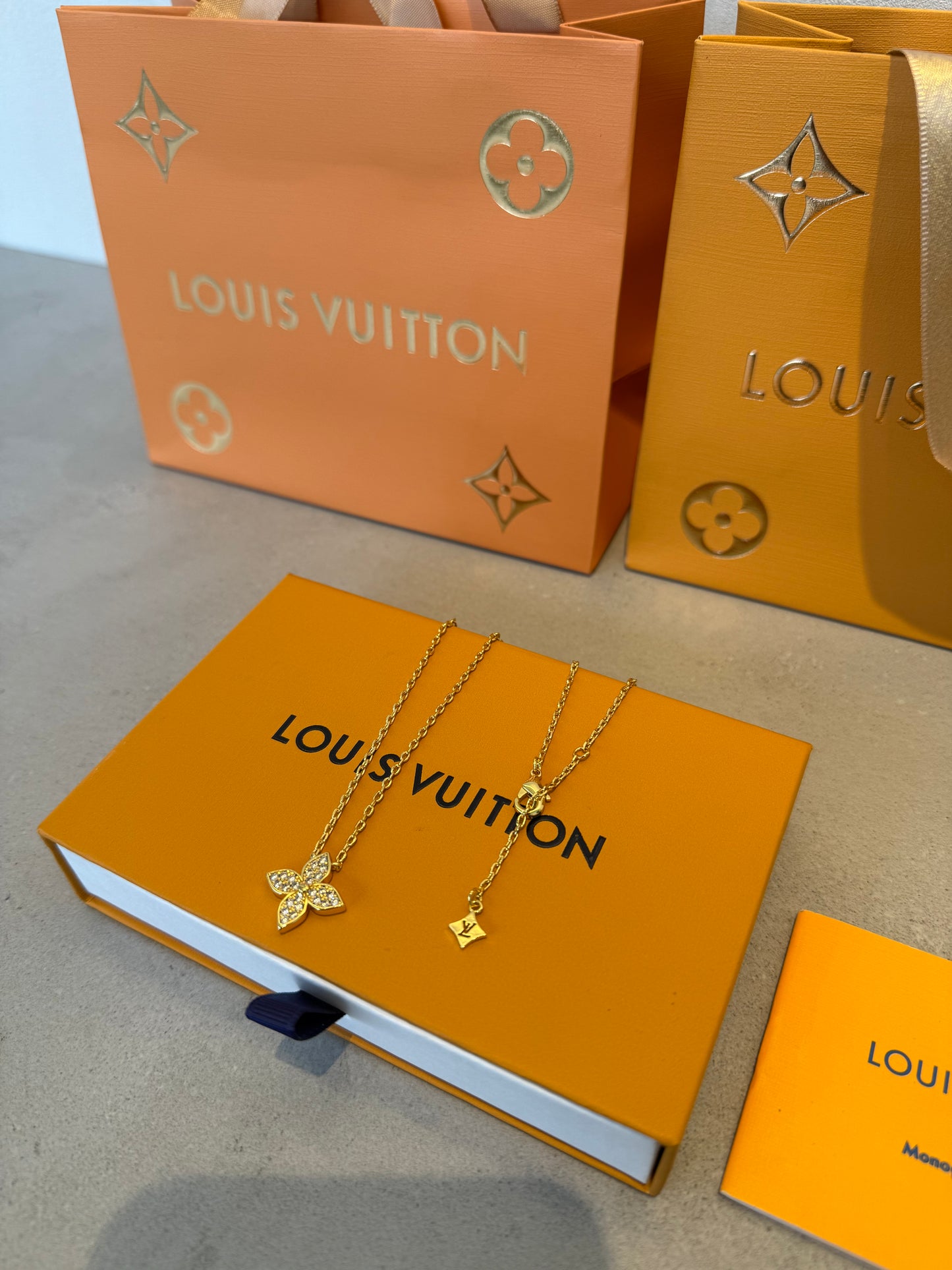 Collar LV logo dorado