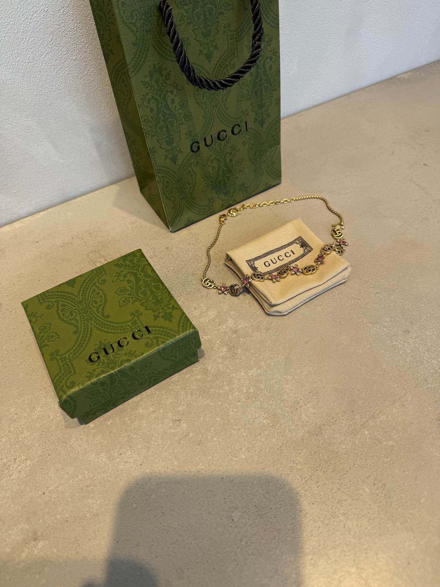 Collar GG logo y flores