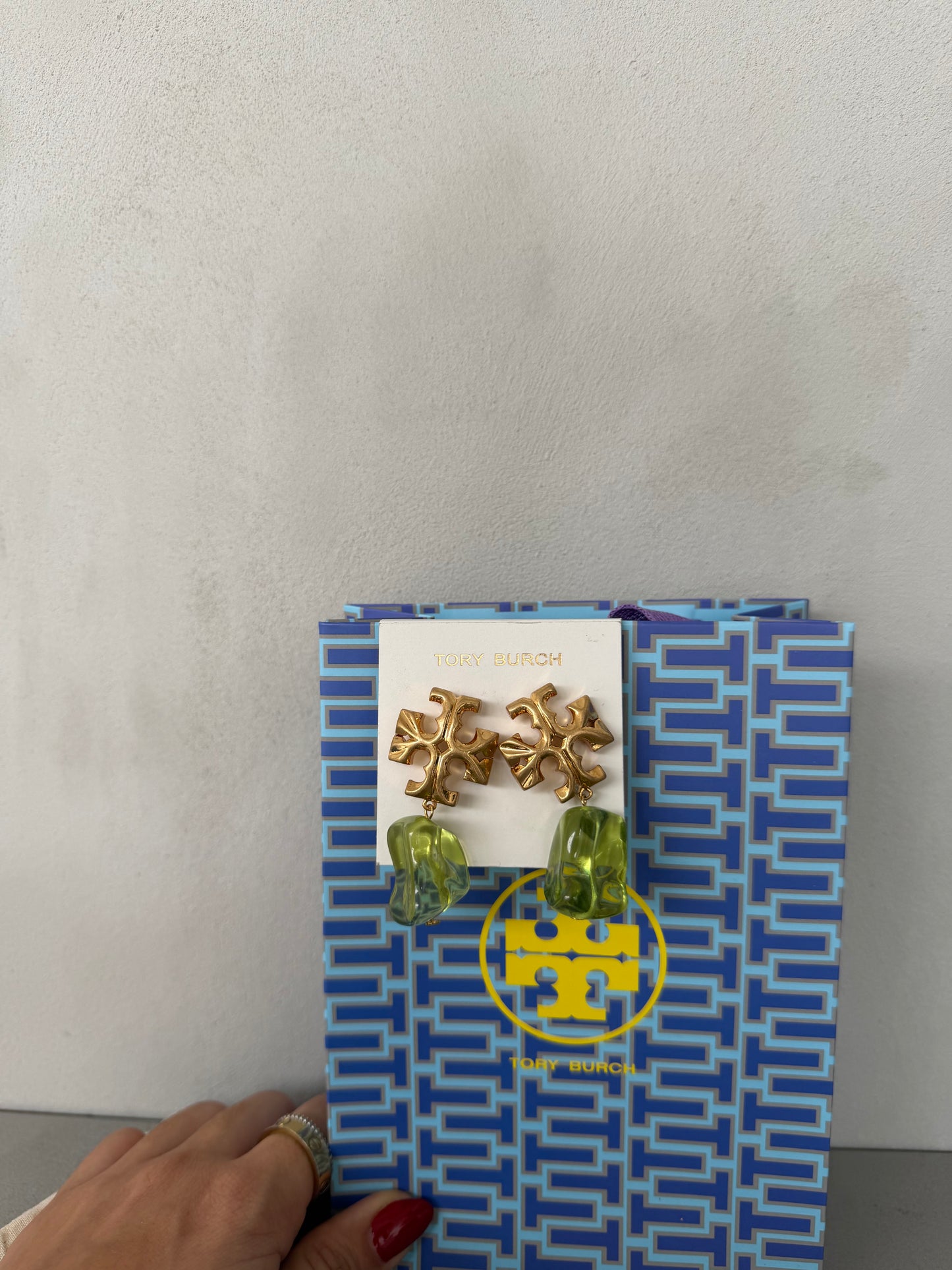 Aretes TB dorados con colgante verde translúcido