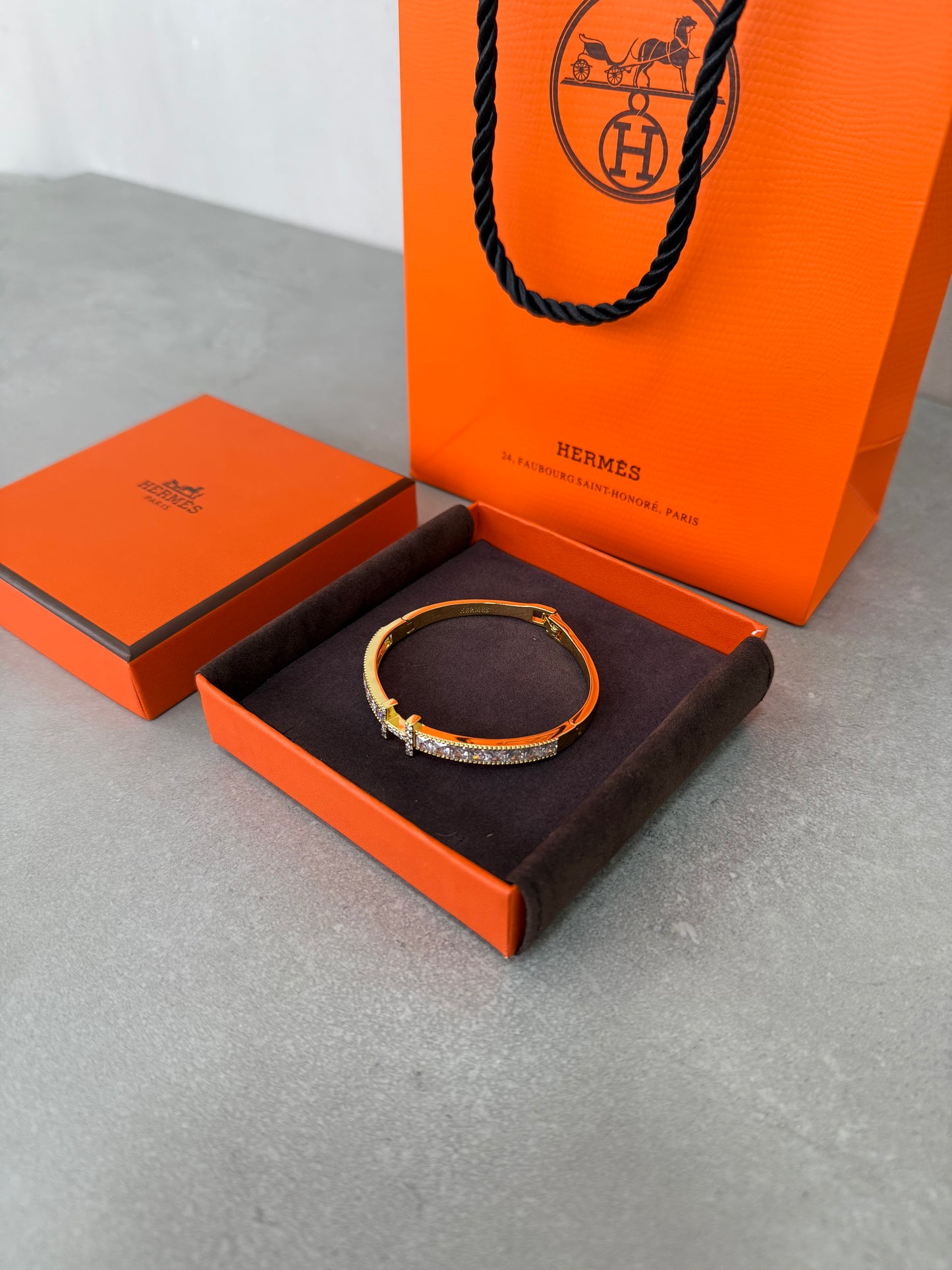 Pulsera HER dorada y diamantes