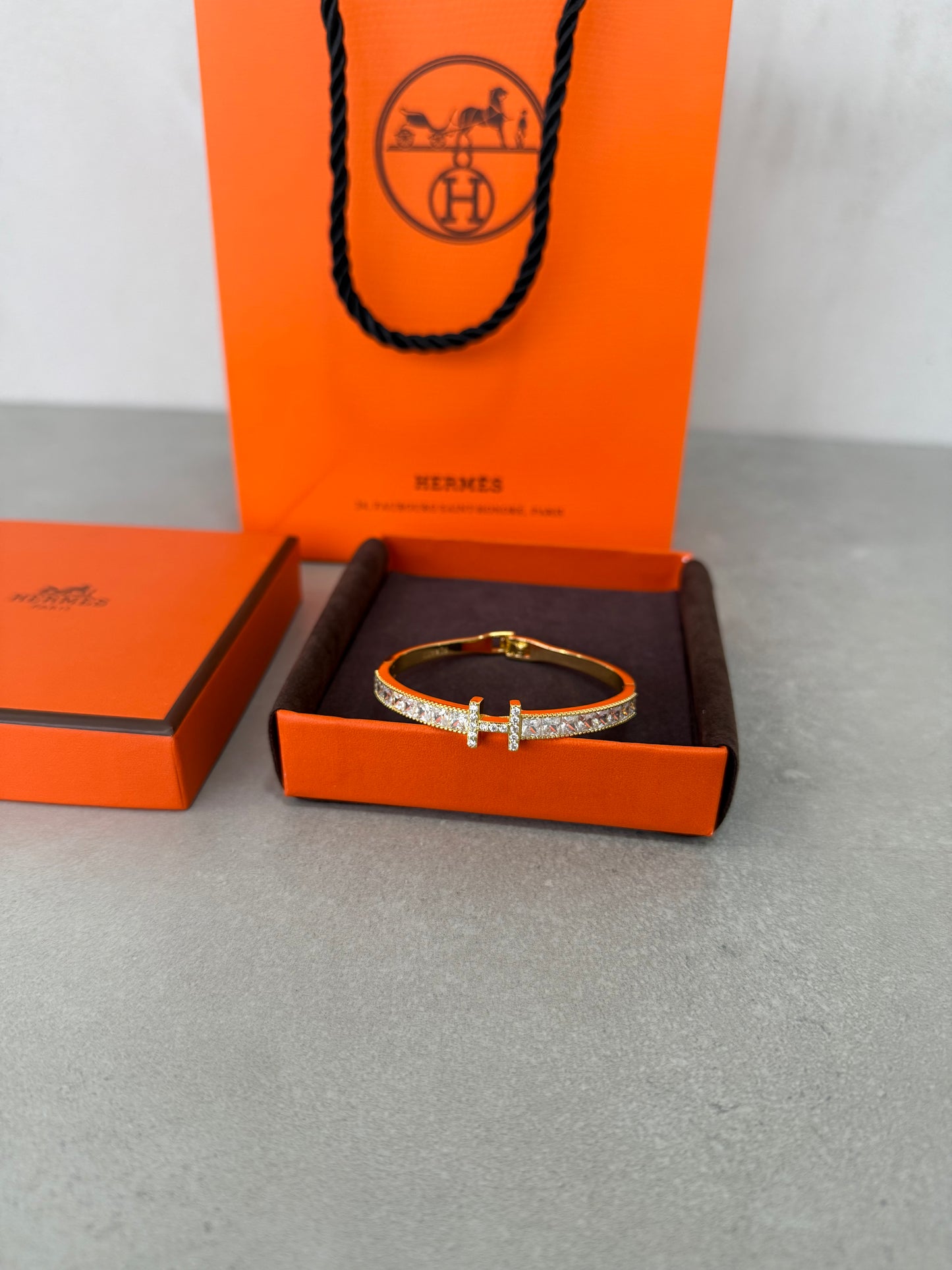 Pulsera HER dorada y diamantes