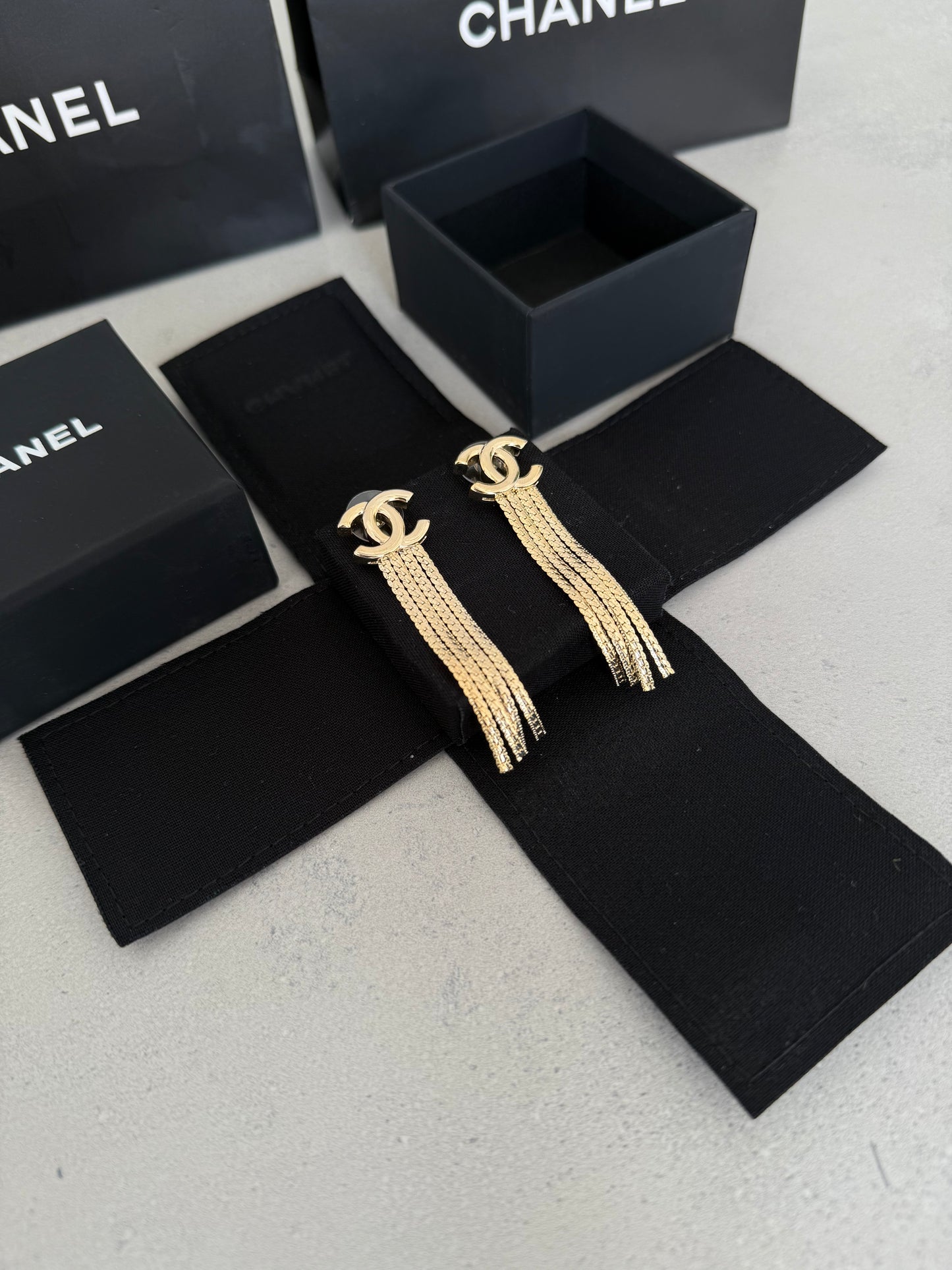 Aretes CC dorados con flecos largos