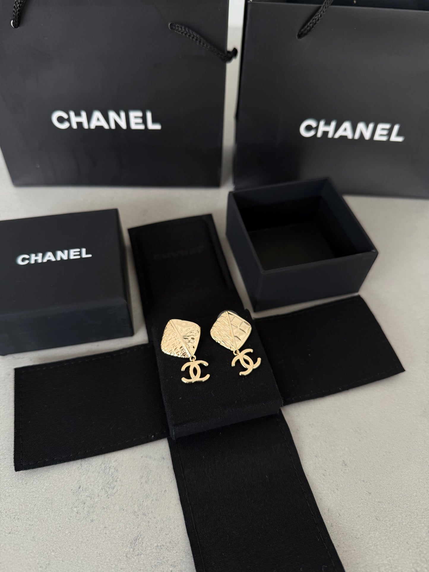 Aretes CC dorados con diseño calado