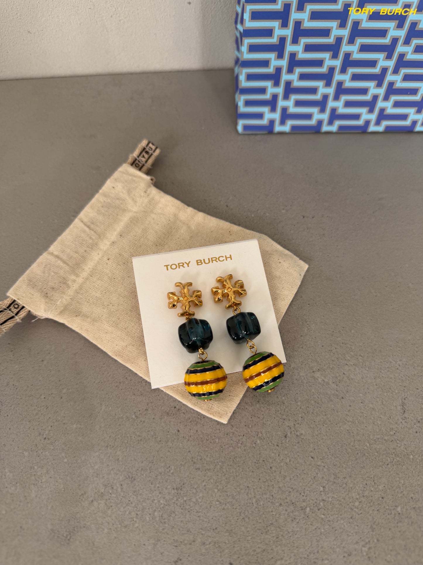 Aretes TB dorados con colgante esférico de colores