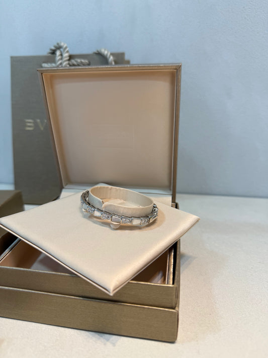 Pulsera BLG plateada con incrustaciones brillantes