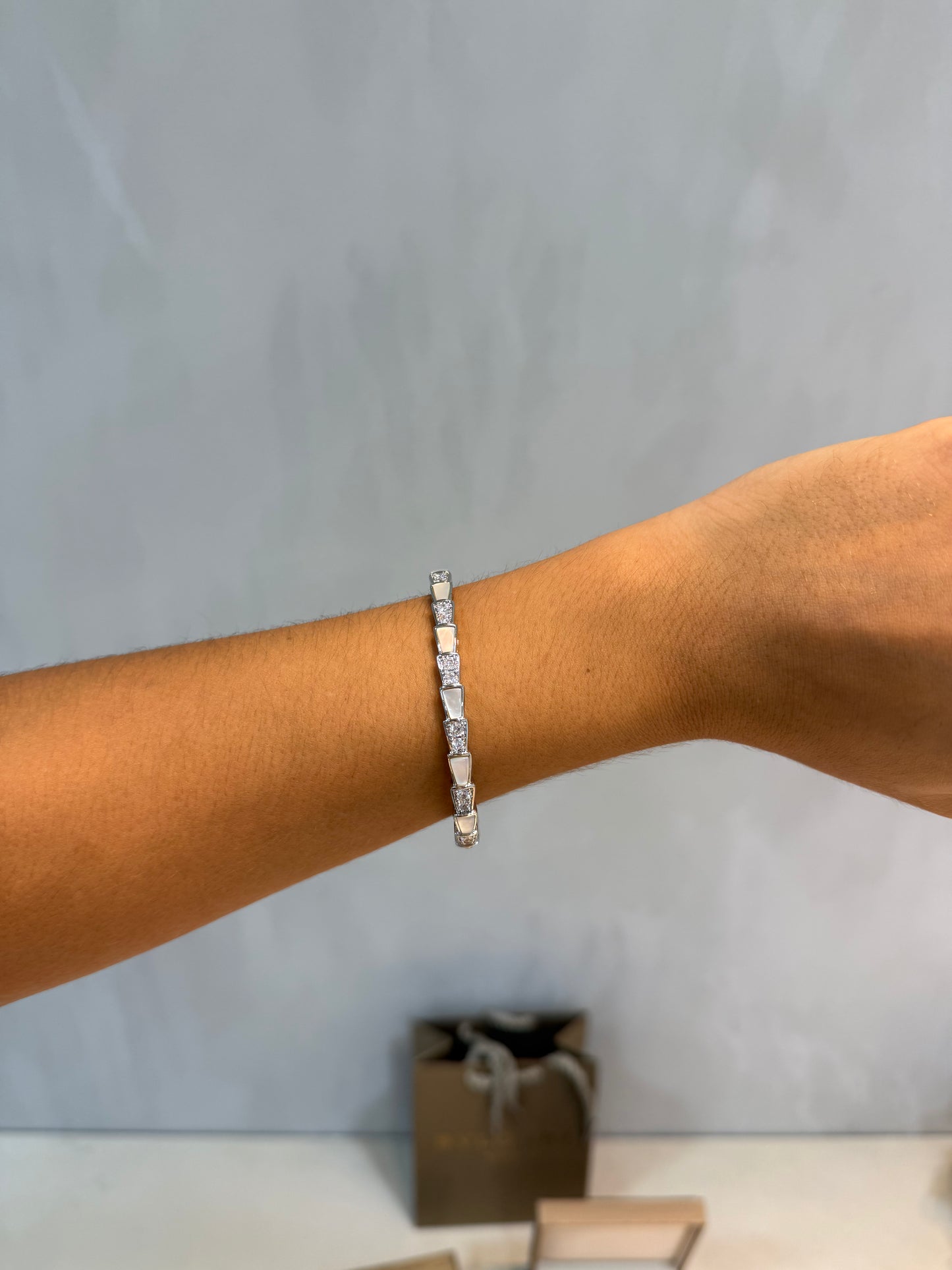 Pulsera BLG plateada con incrustaciones brillantes