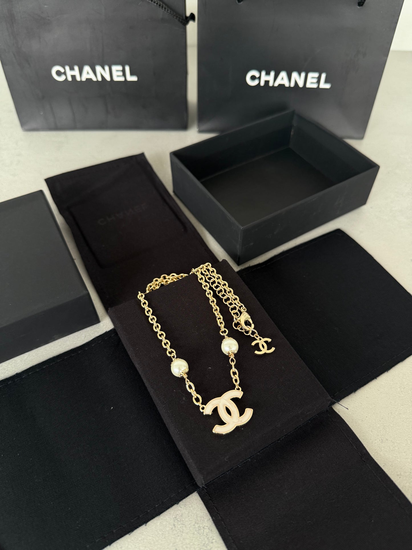 Collar CC perlas y logo