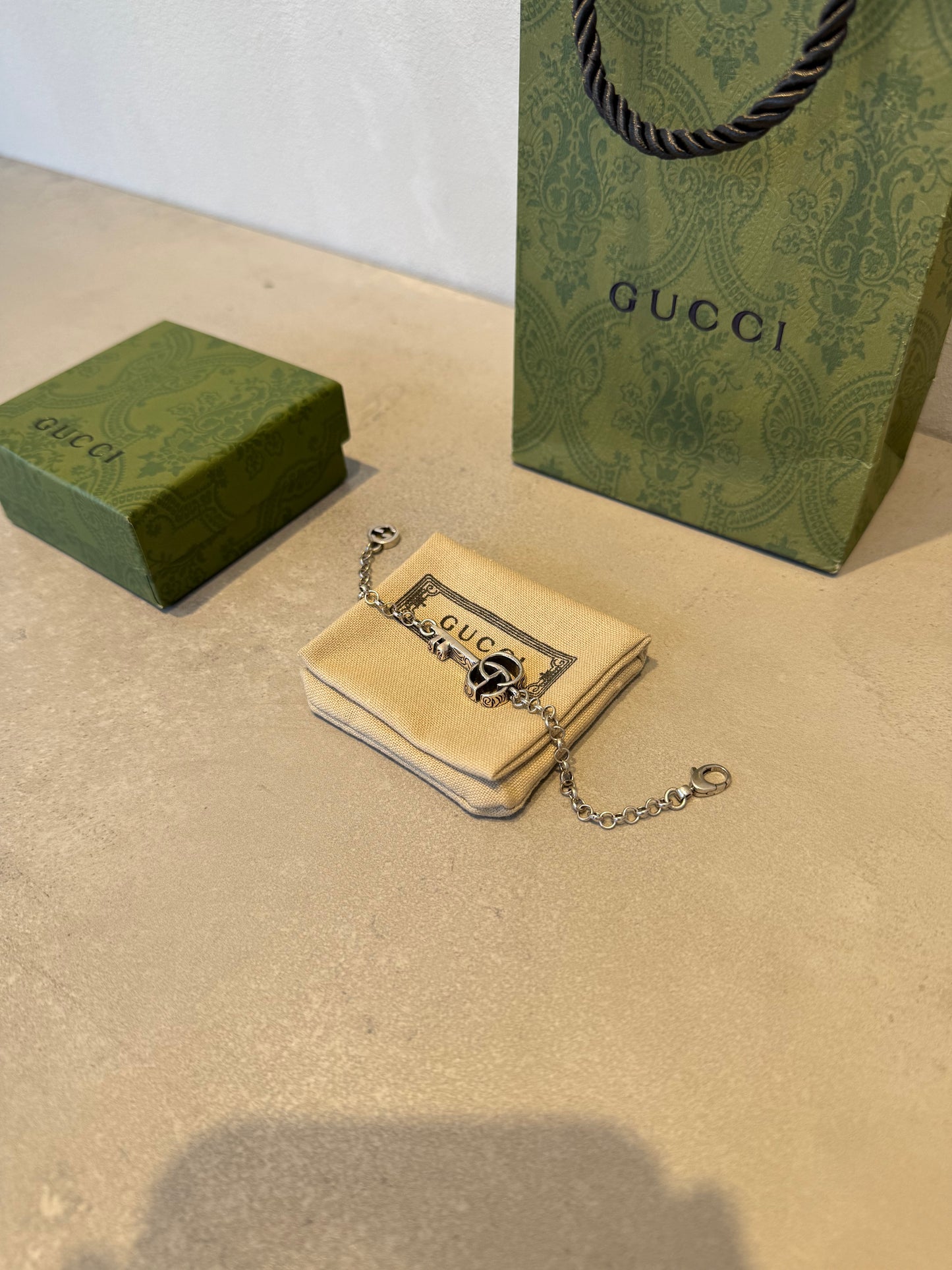 Pulsera GG llave plateada