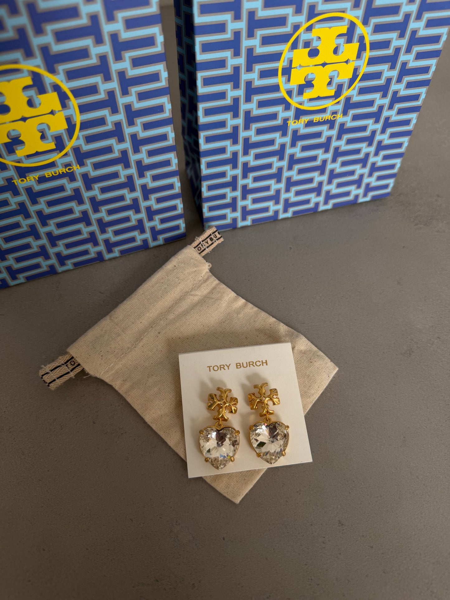 Aretes TB dorados con colgante de corazón tipo diamante