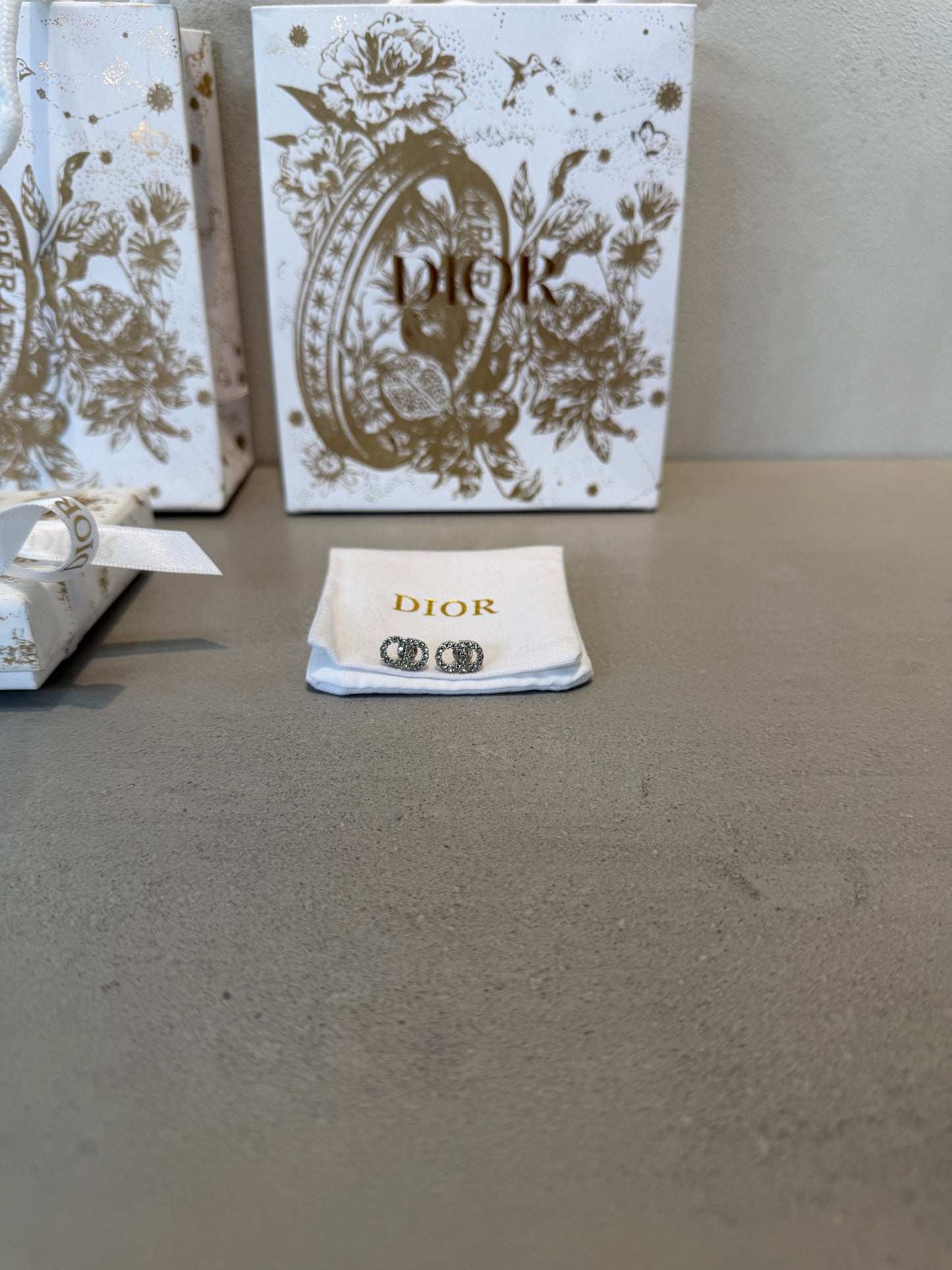 Aretes CD insignia zirconia plata