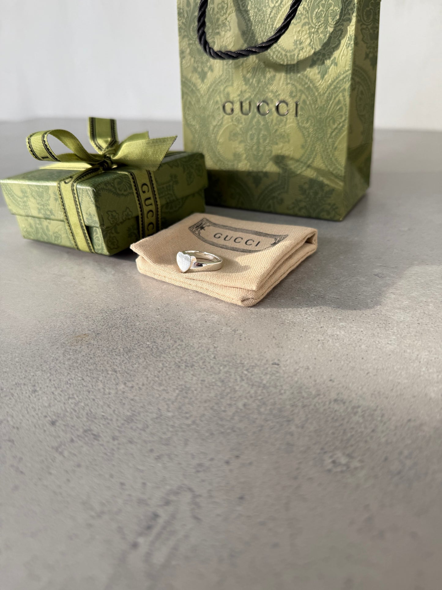 Anillo GG corazón plateado