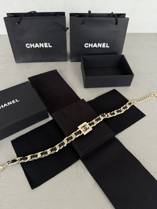 Collar CC dorado y negro