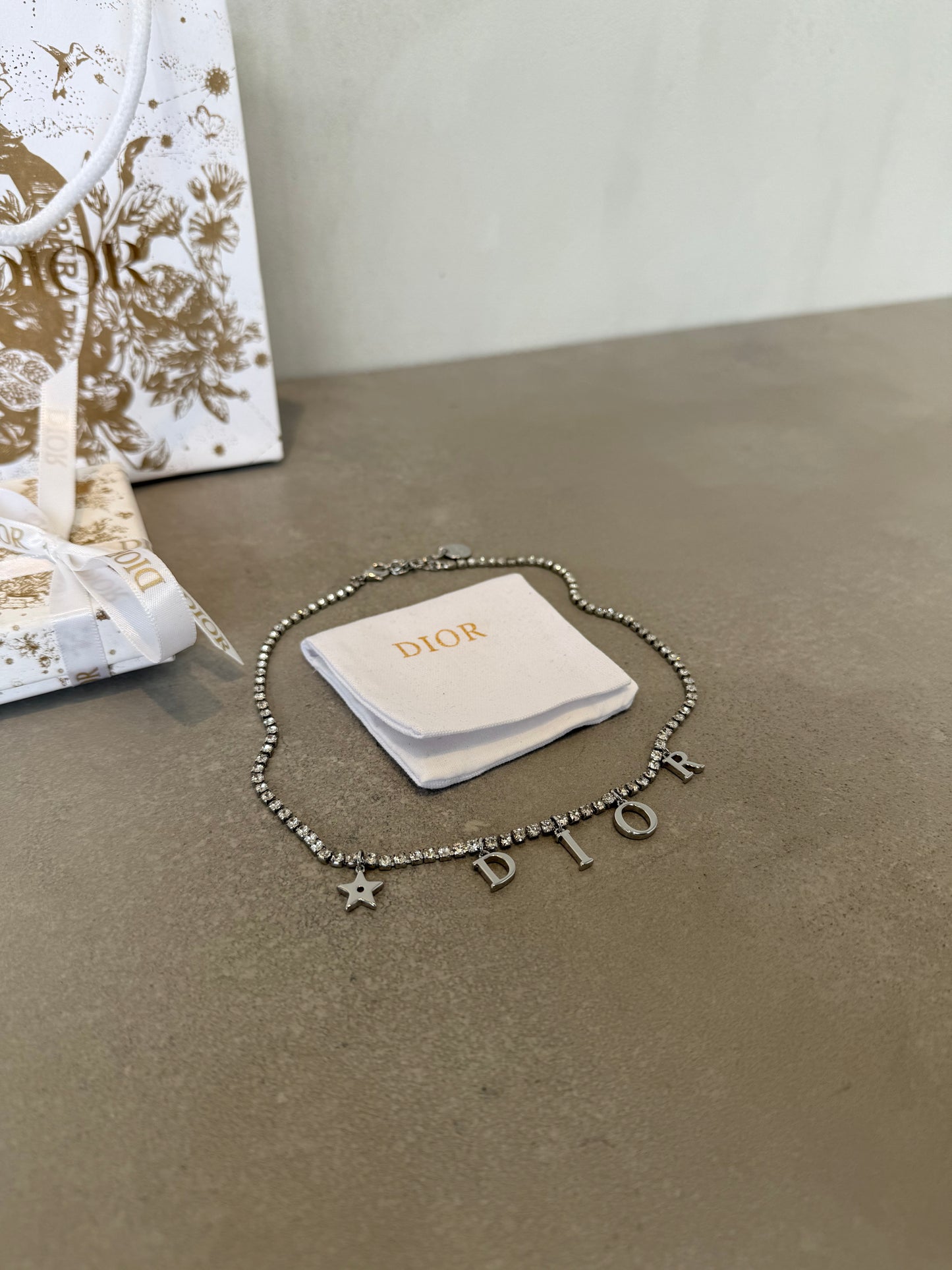 Collar CD logo plateado