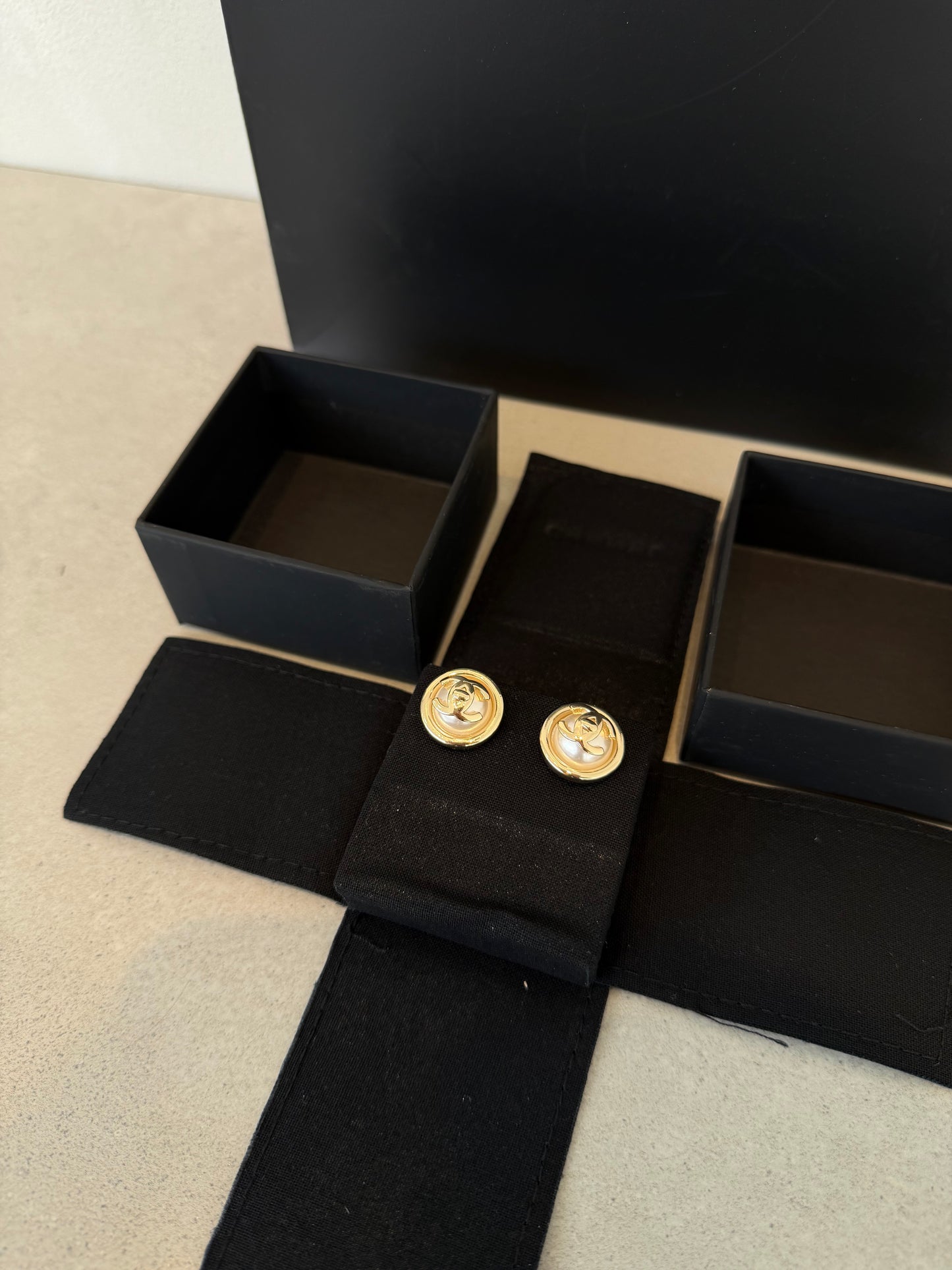 Aretes CC perla y logo