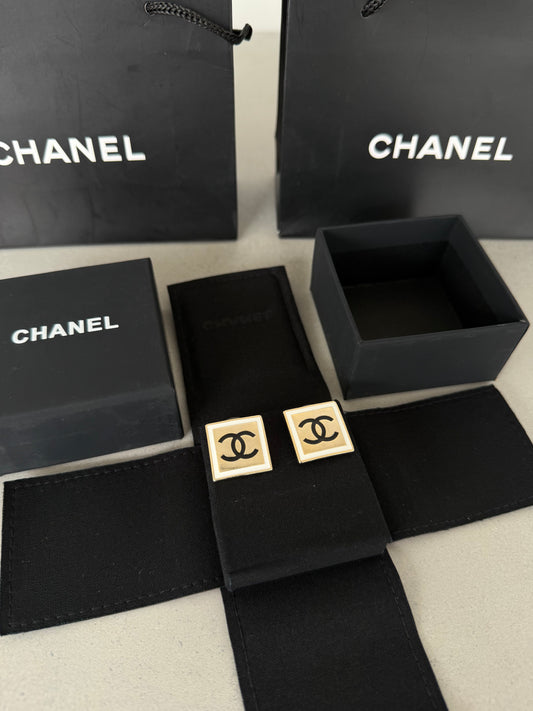 Aretes CC logo negro y dorado