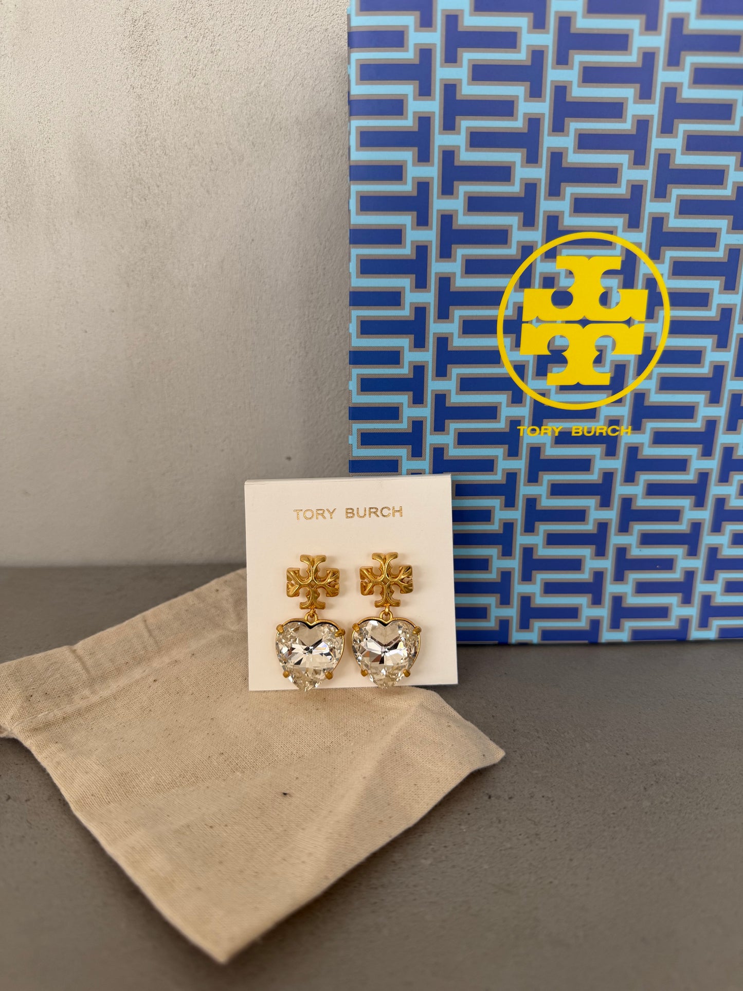 Aretes TB dorados con colgante de corazón tipo diamante