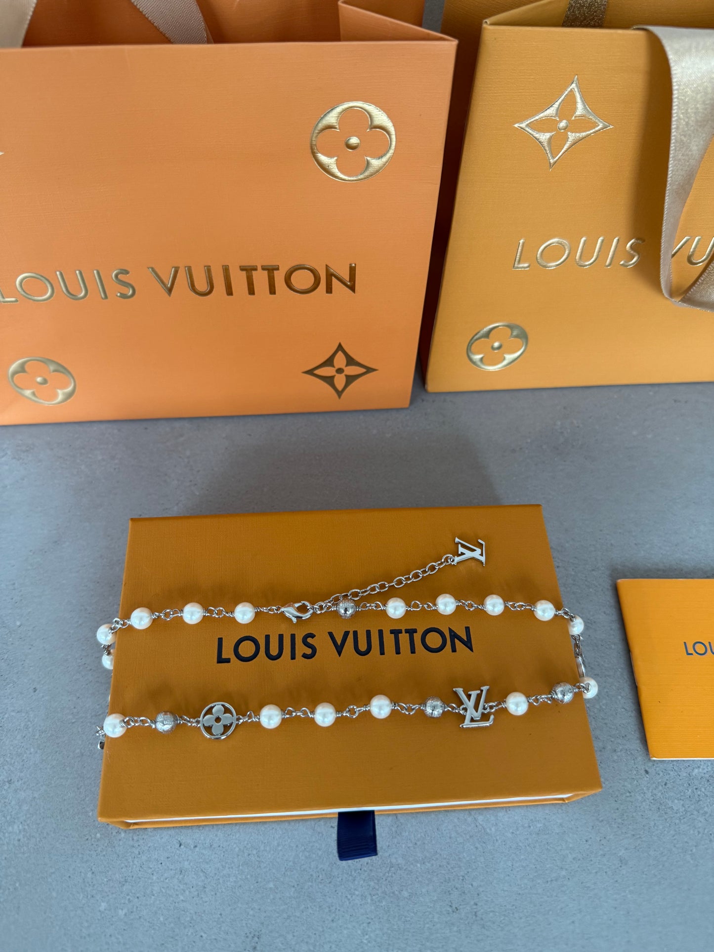 Collar LV perlas con plateado