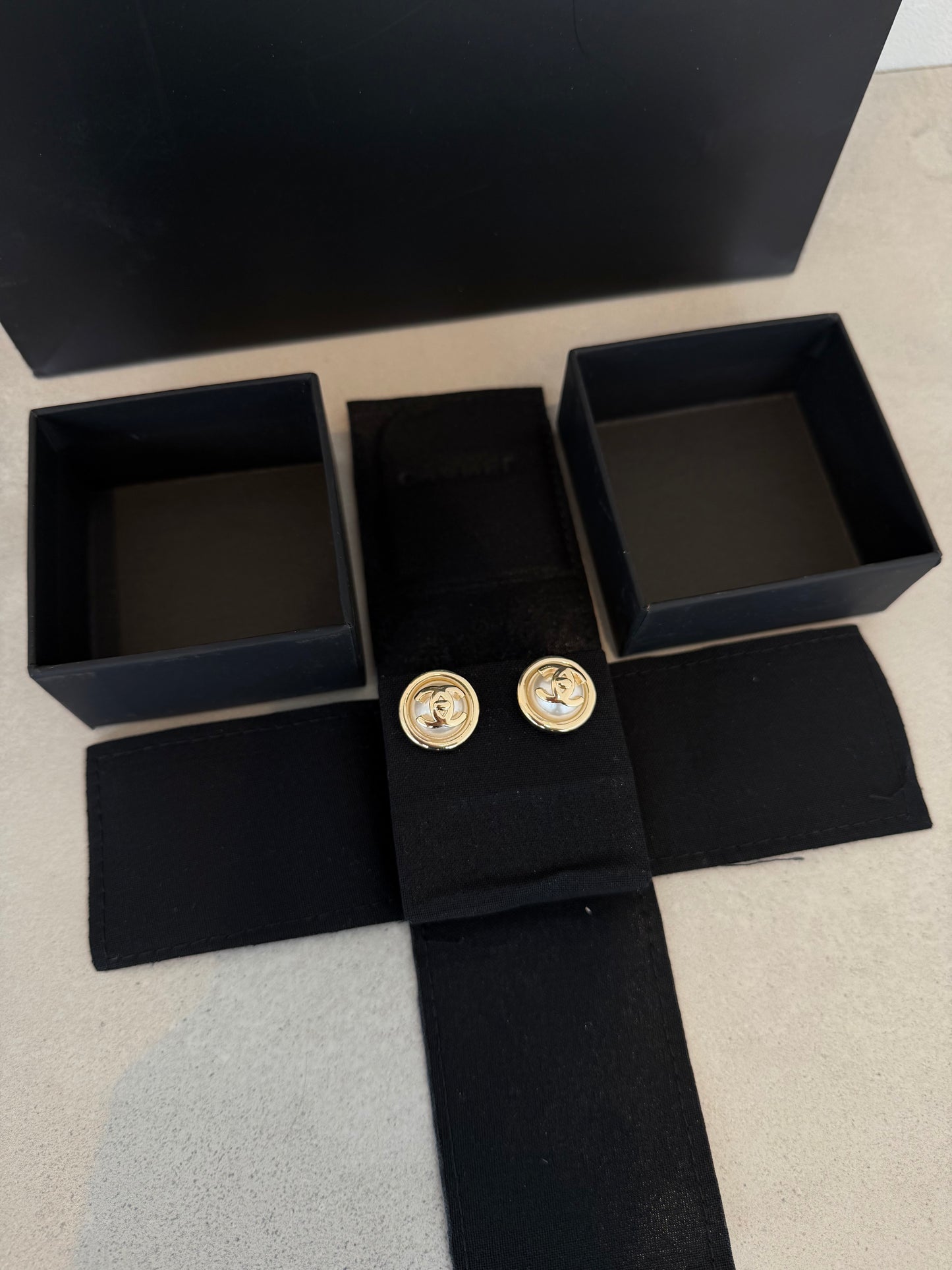 Aretes CC perla y logo