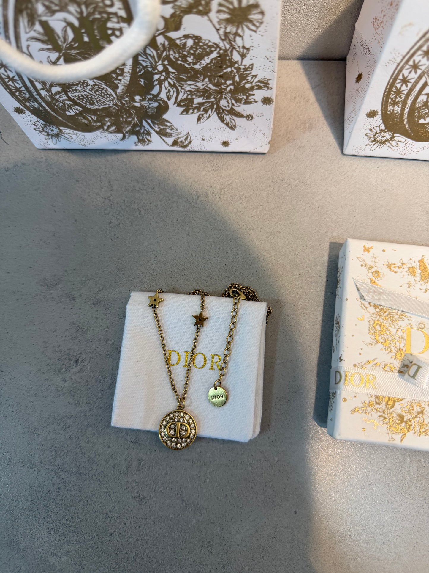 Collar CD dorado con diamantes