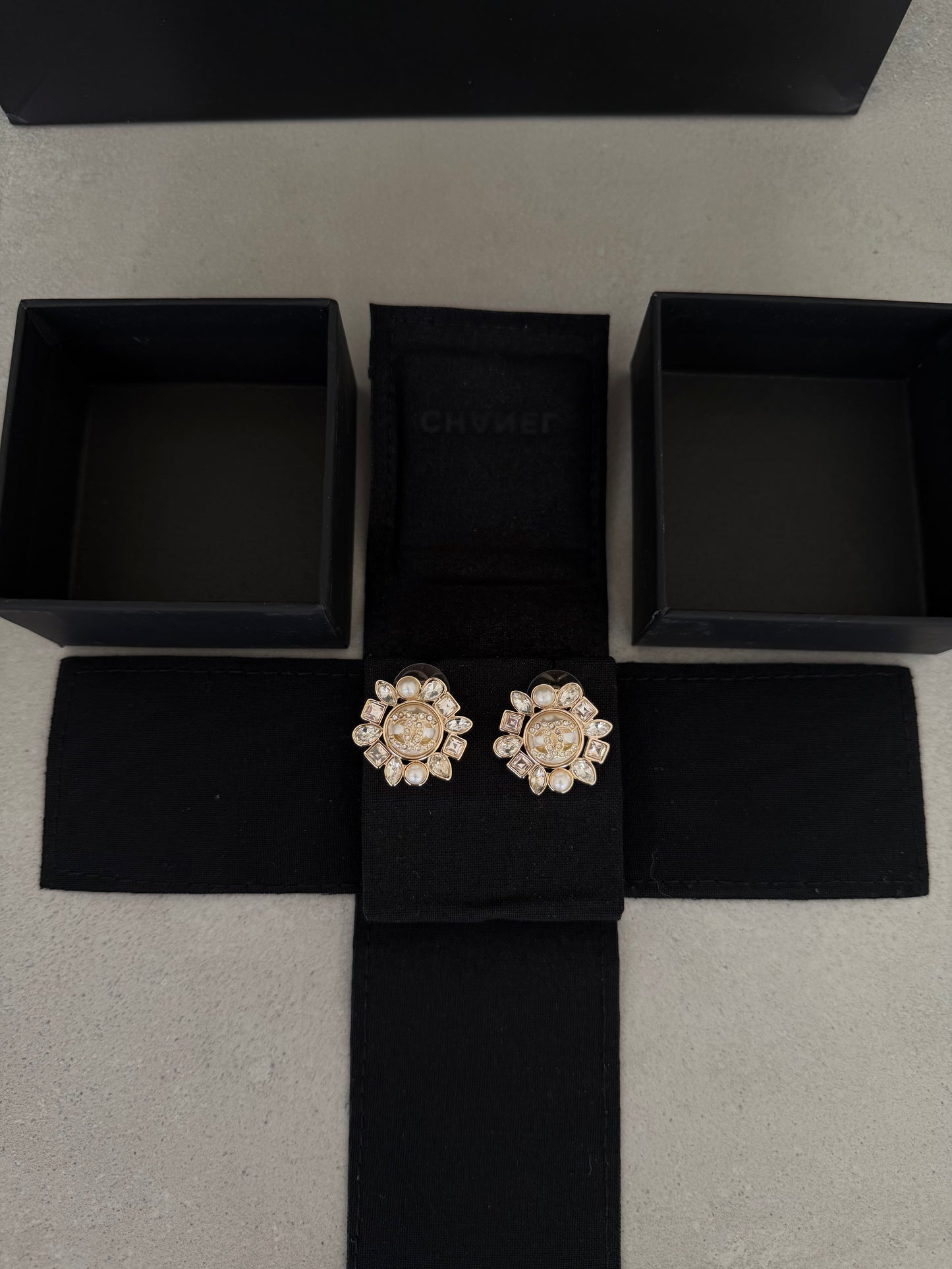 Aretes CC flor con perlas y diamantes - 5476