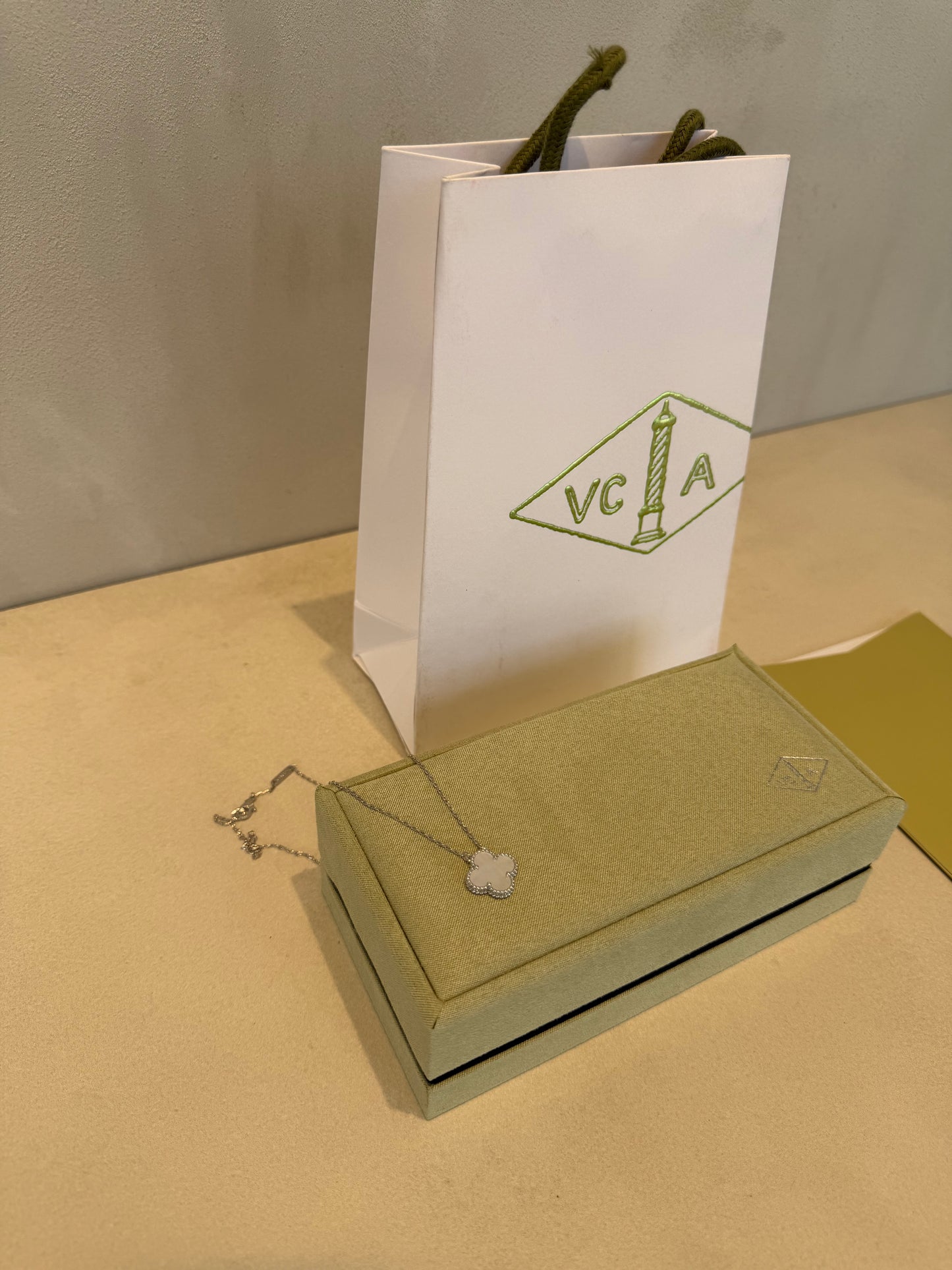 Collar VCA blanco-plateado