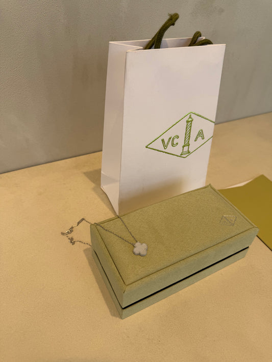 Collar VCA blanco-plateado