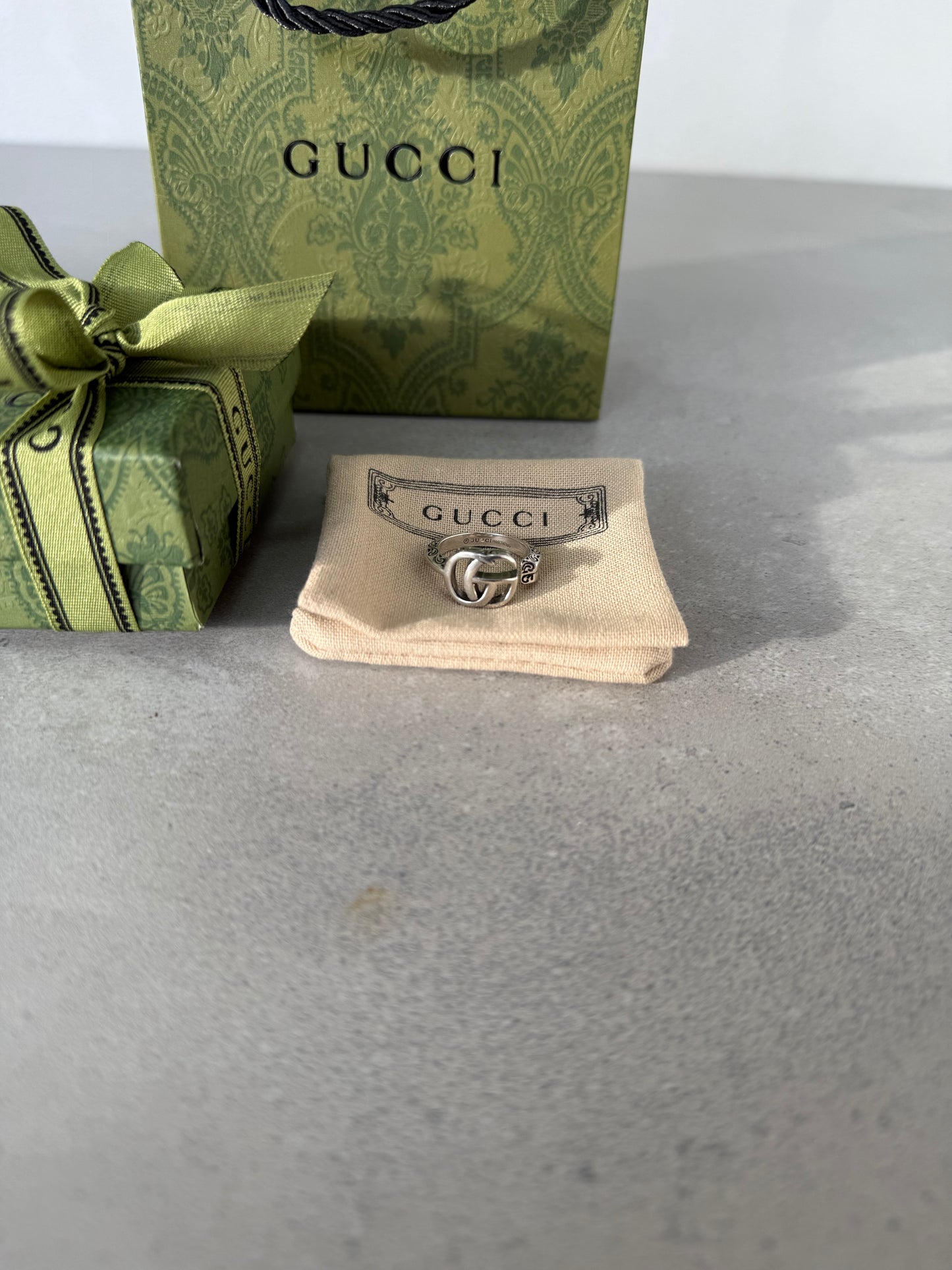 Anillo GG plateado