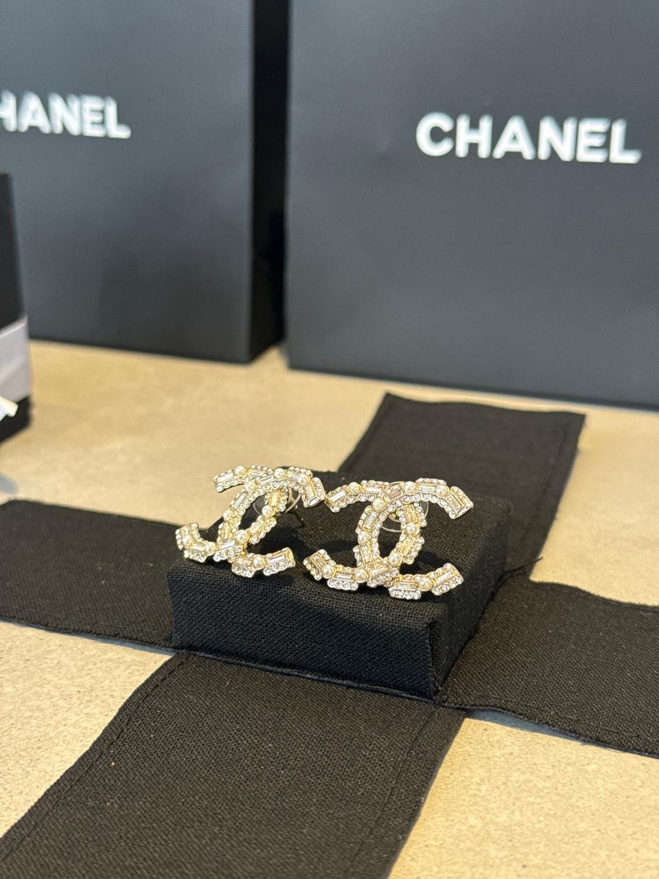 Aretes CC perlas y diamantes logo 5643