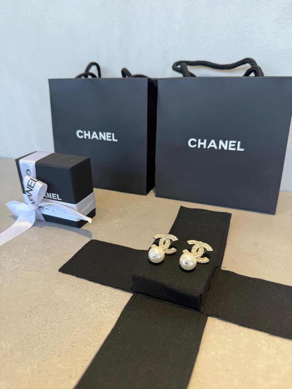Aretes CC dorados con perla colgante -5087