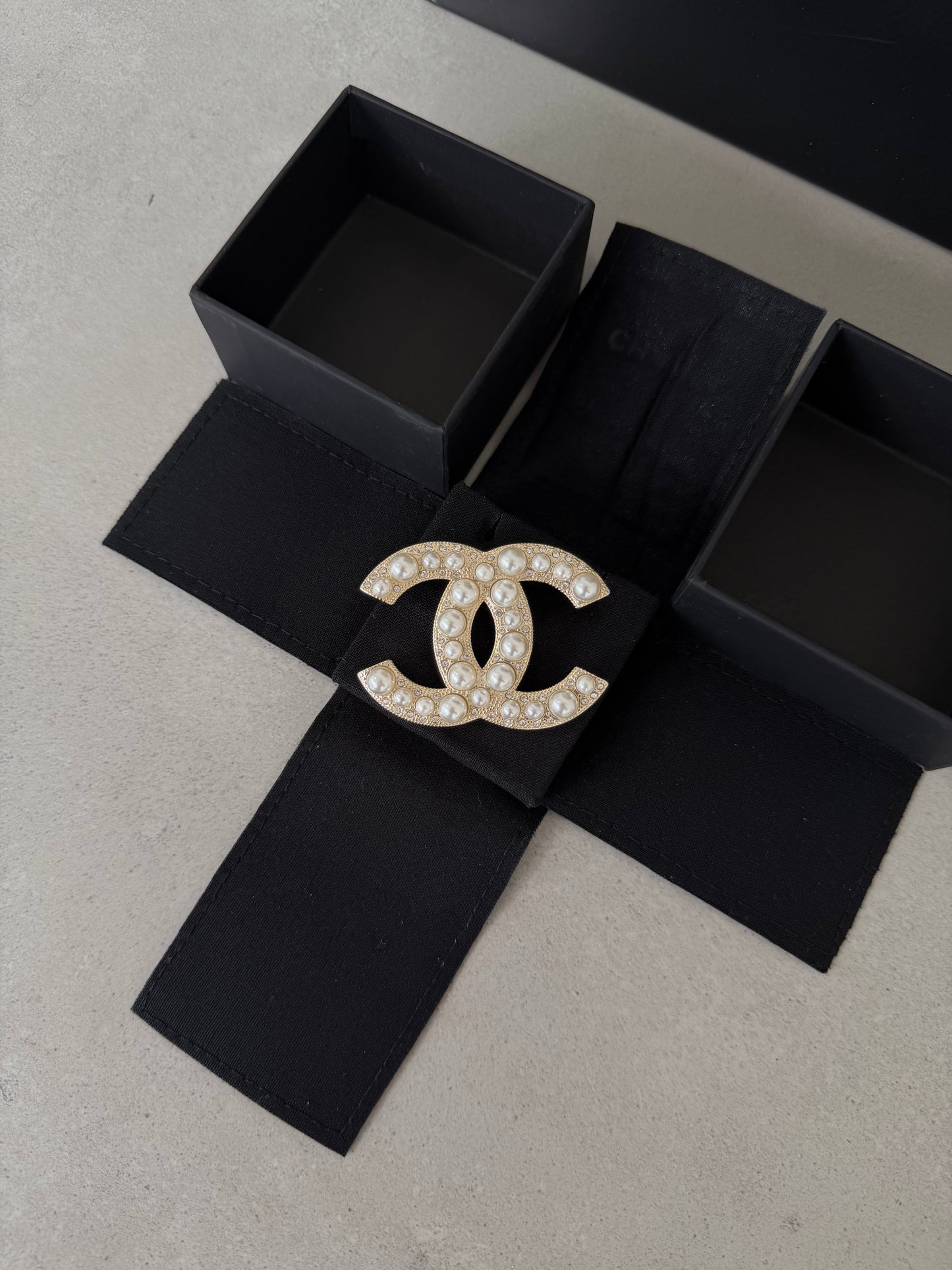 Broches CC perlas - 5474