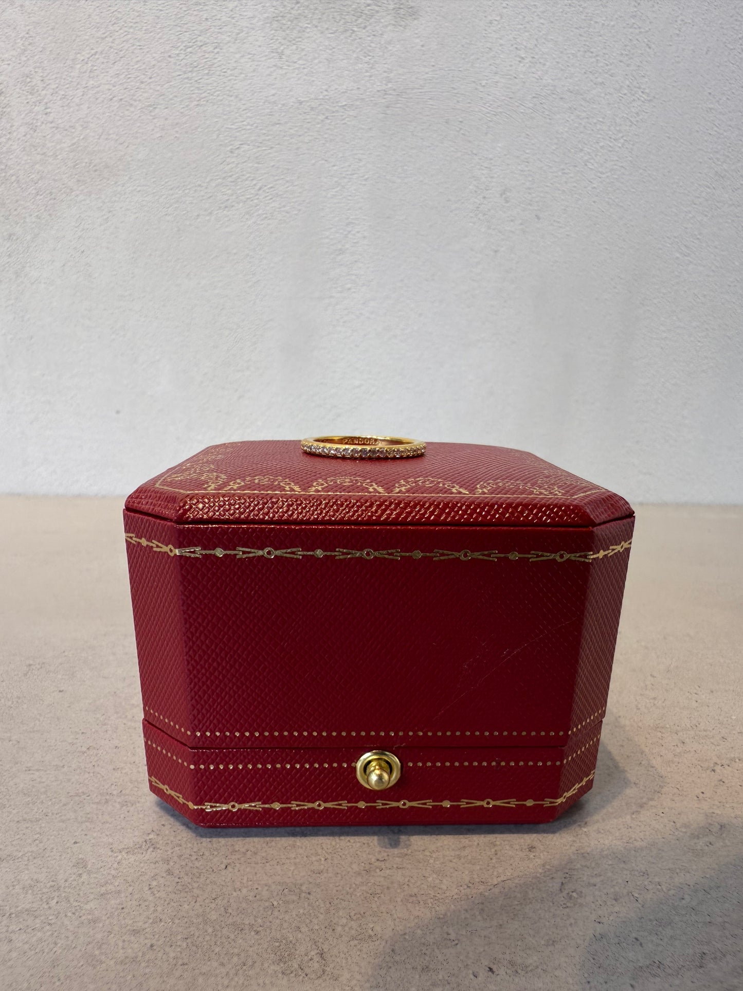 Anillo PAND dorado con zirconias