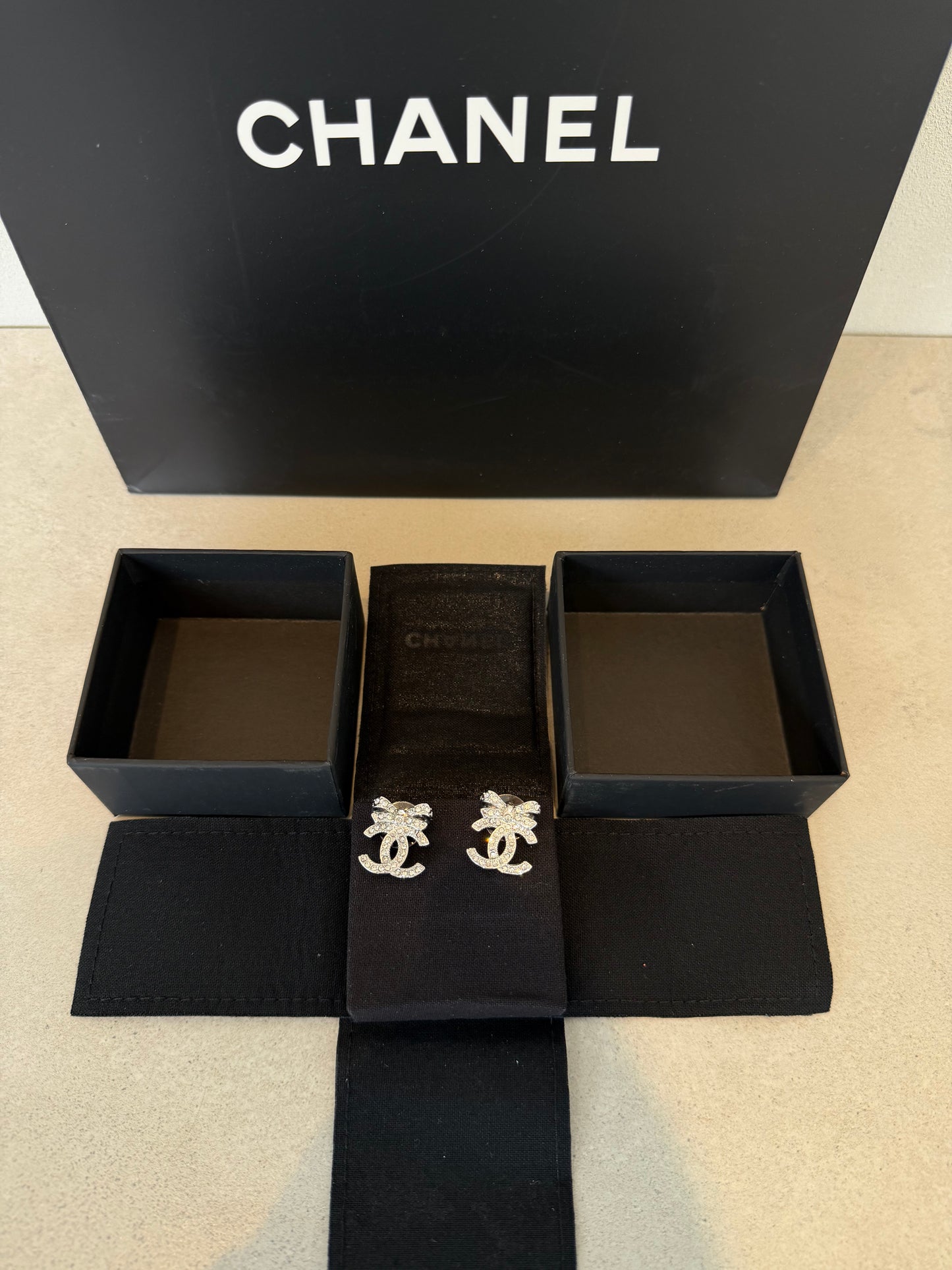 Aretes CC lazo plateado