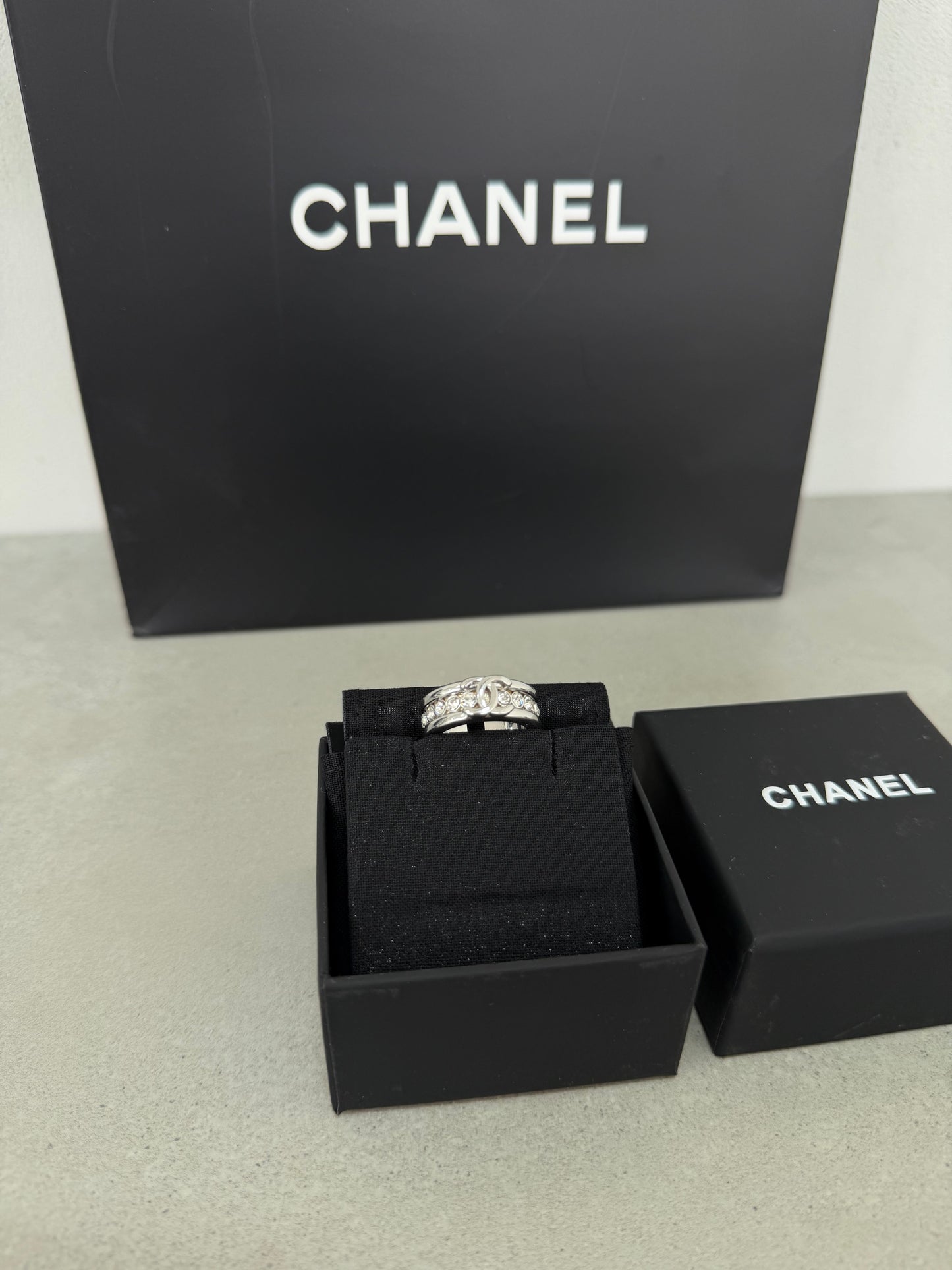 Anillo CC dorado diamantes  - 5470