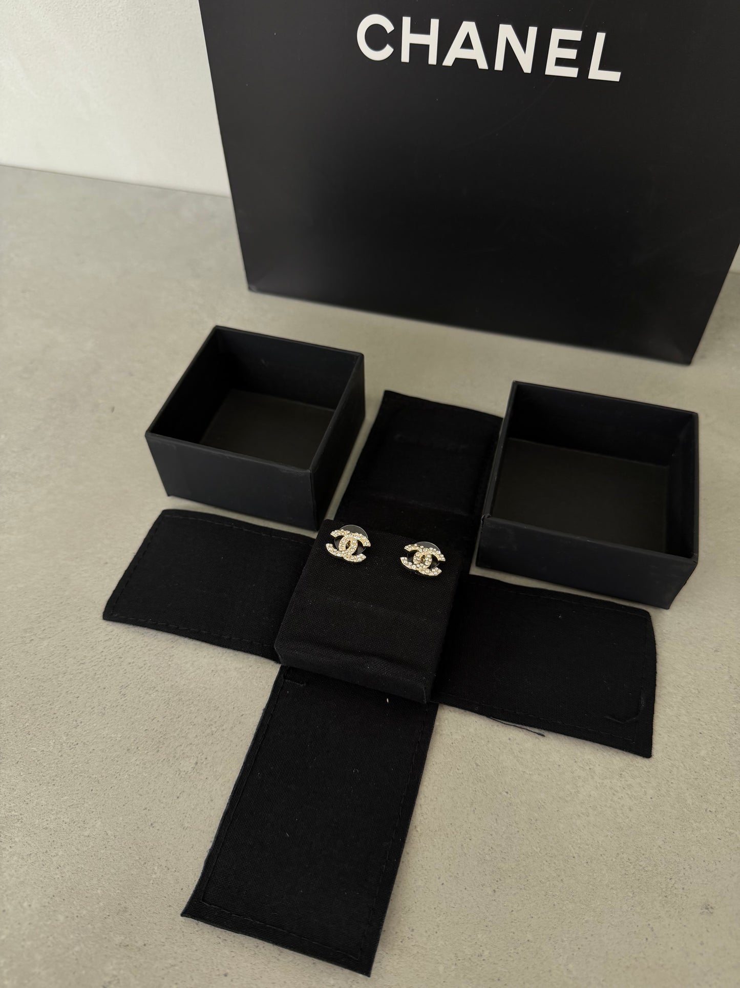 Aretes CC dorado con diamantes